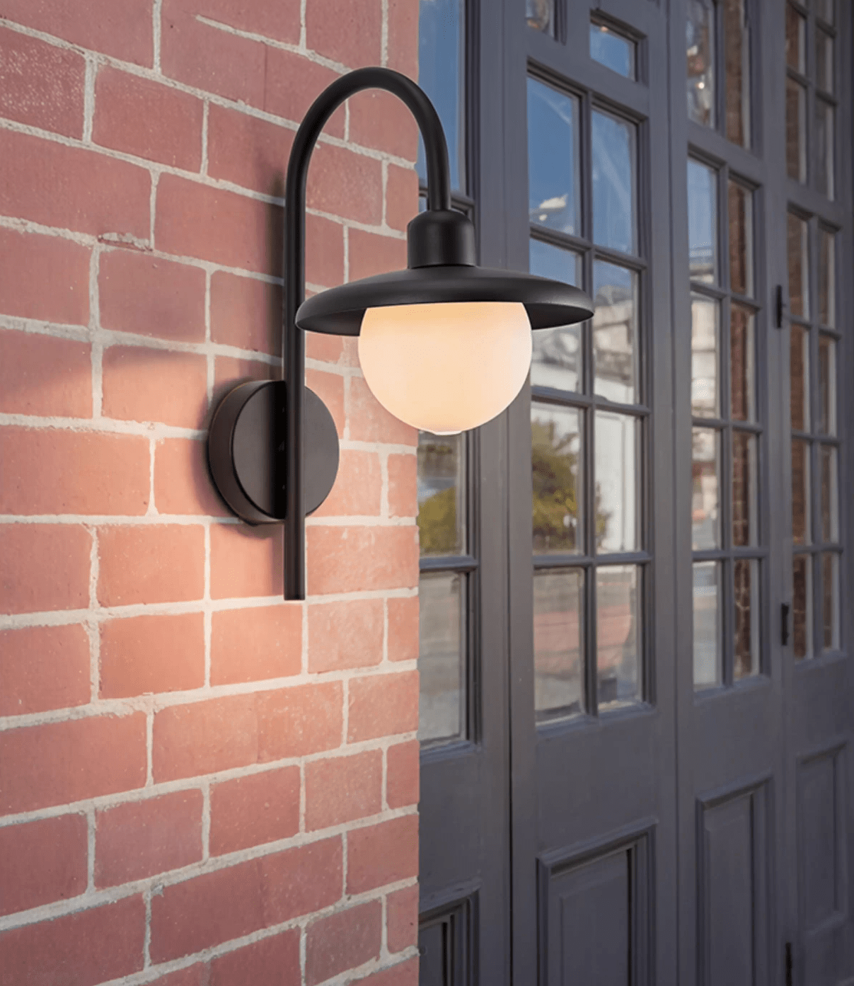 Applique murale extérieure Luminara – globe opalin, bras courbé, résistante aux intempéries