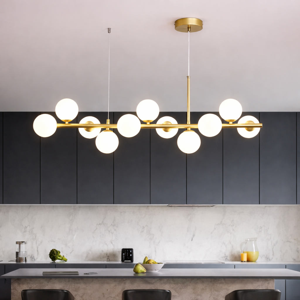 Suspension dorée Aurelis à globes opalins