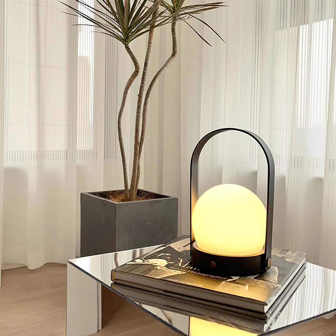Lampe de table rechargeable sans fil Carrie – lumière chaude, nomade