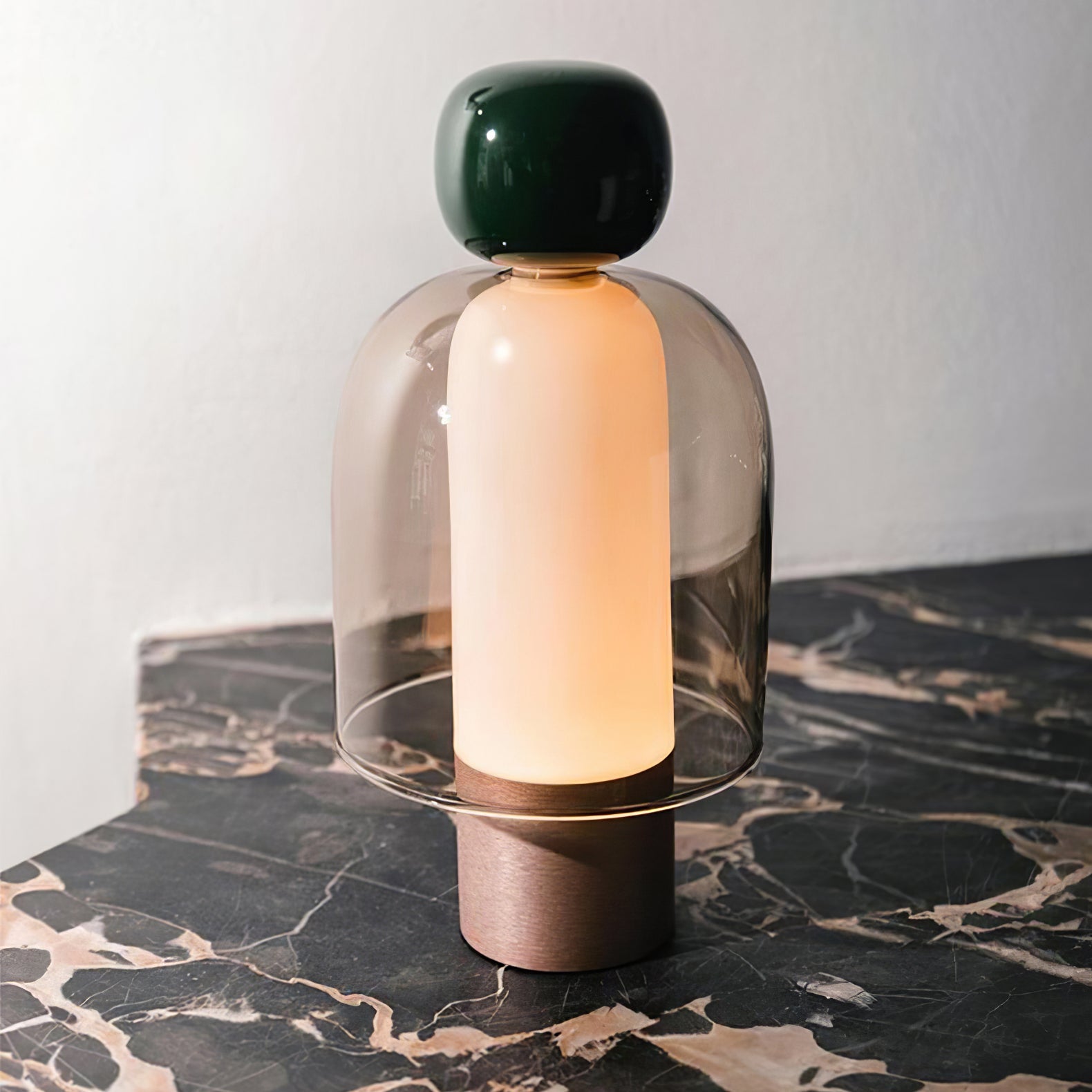 Lampe de table rechargeable en verre coloré Lumina Joy – design minimaliste