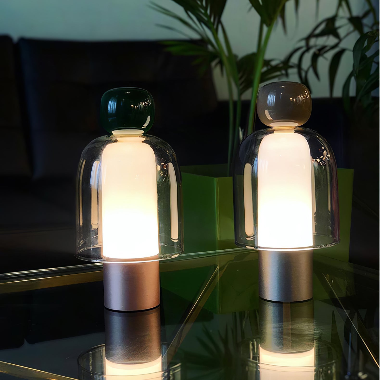 Lampe de table rechargeable en verre coloré Lumina Joy – design minimaliste