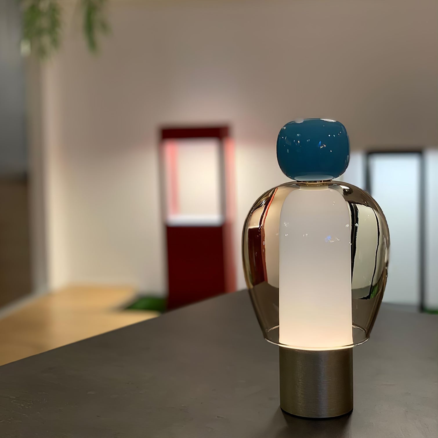 Lampe de table rechargeable en verre coloré Lumina Joy – design minimaliste