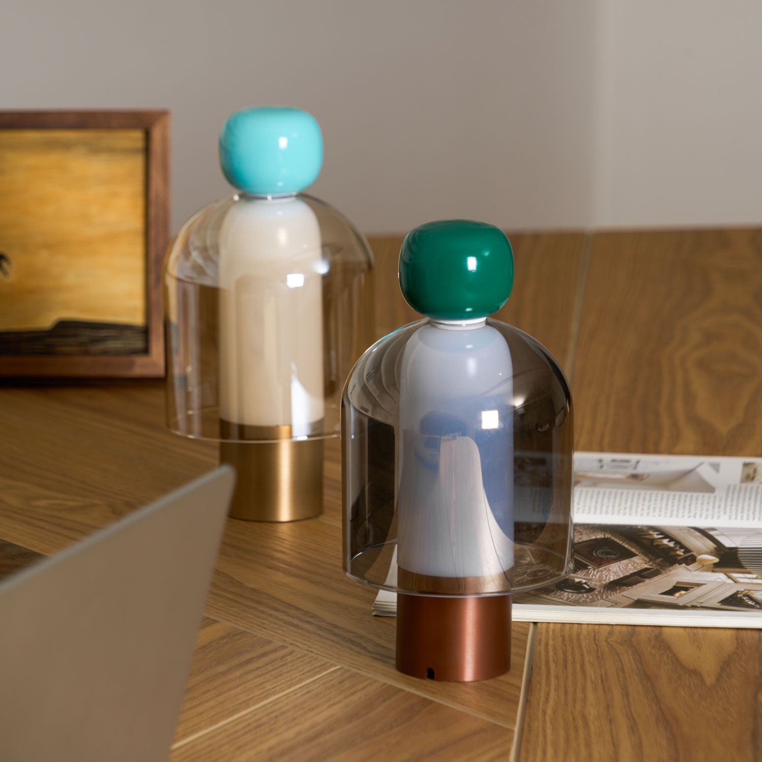 Lampe de table rechargeable en verre coloré Lumina Joy – design minimaliste