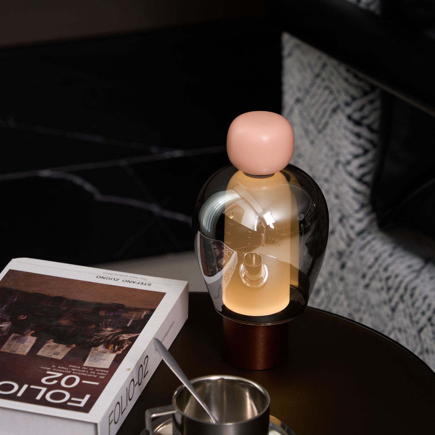 Lampe de table rechargeable en verre coloré Lumina Joy – design minimaliste