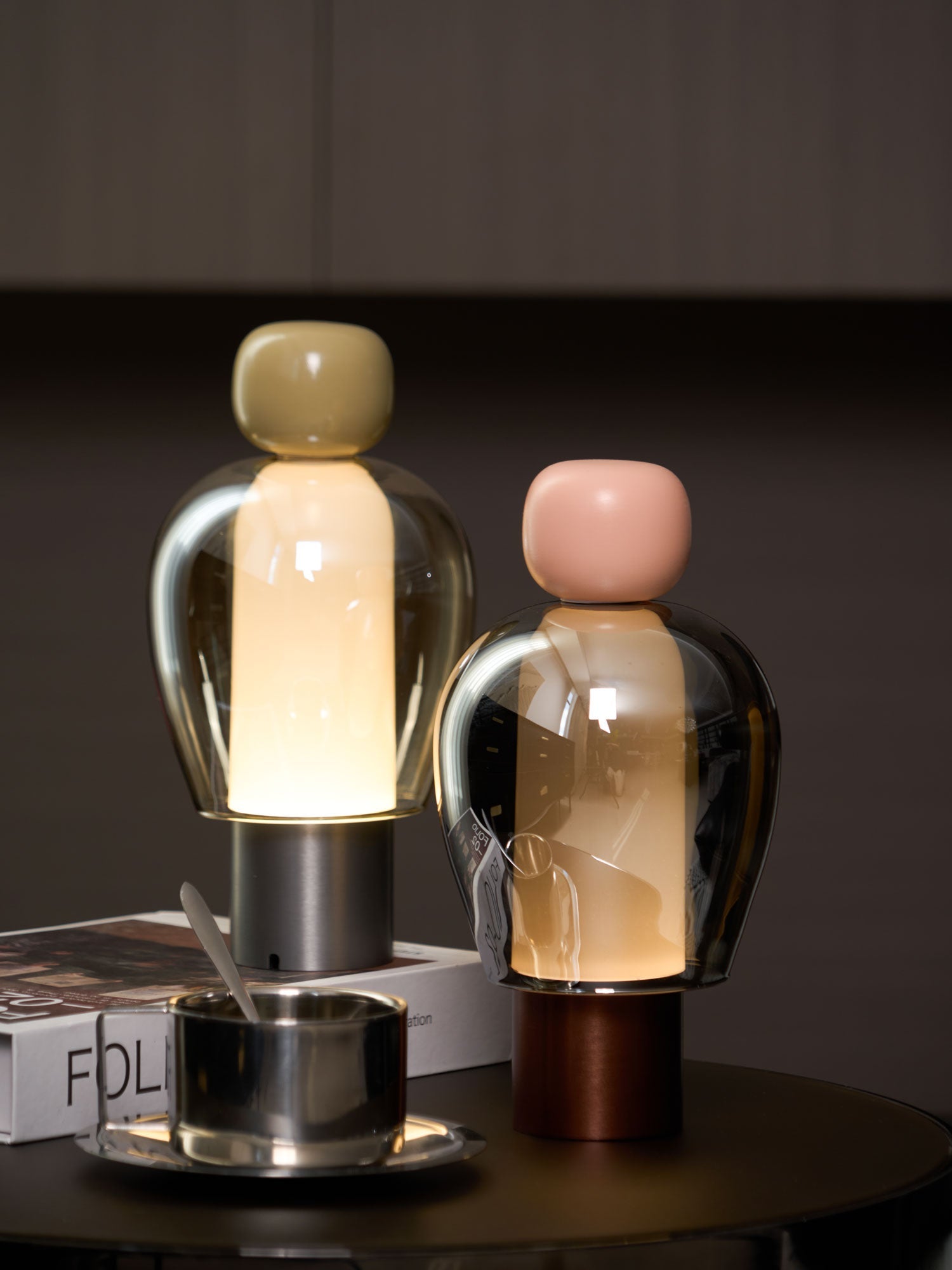 Lampe de table rechargeable en verre coloré Lumina Joy – design minimaliste