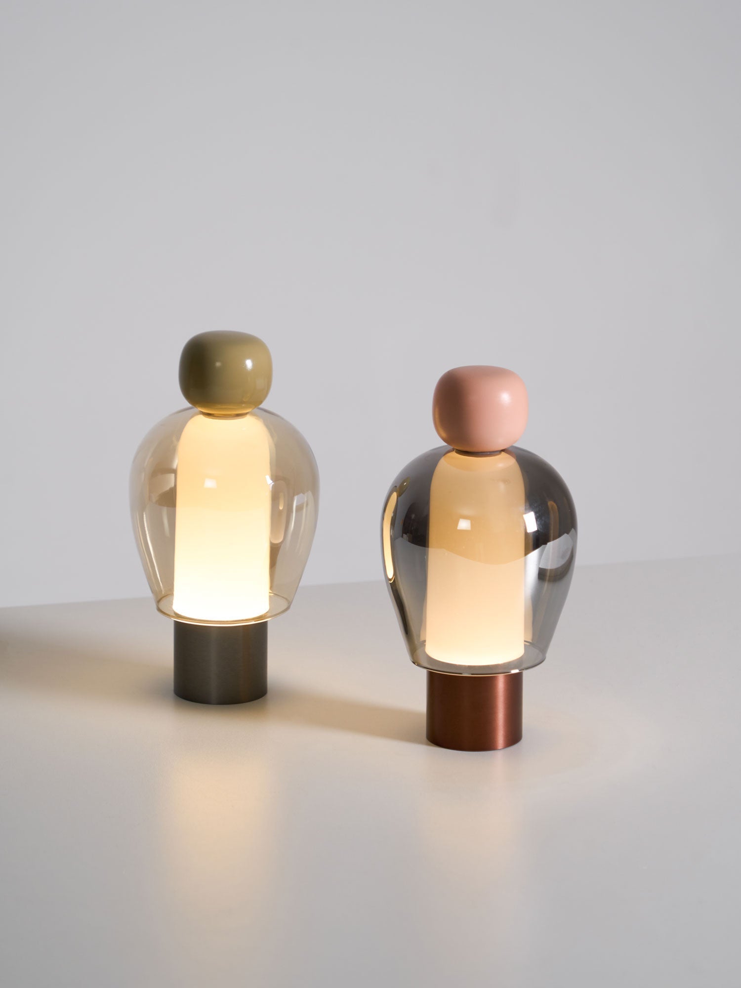 Lampe de table rechargeable en verre coloré Lumina Joy – design minimaliste