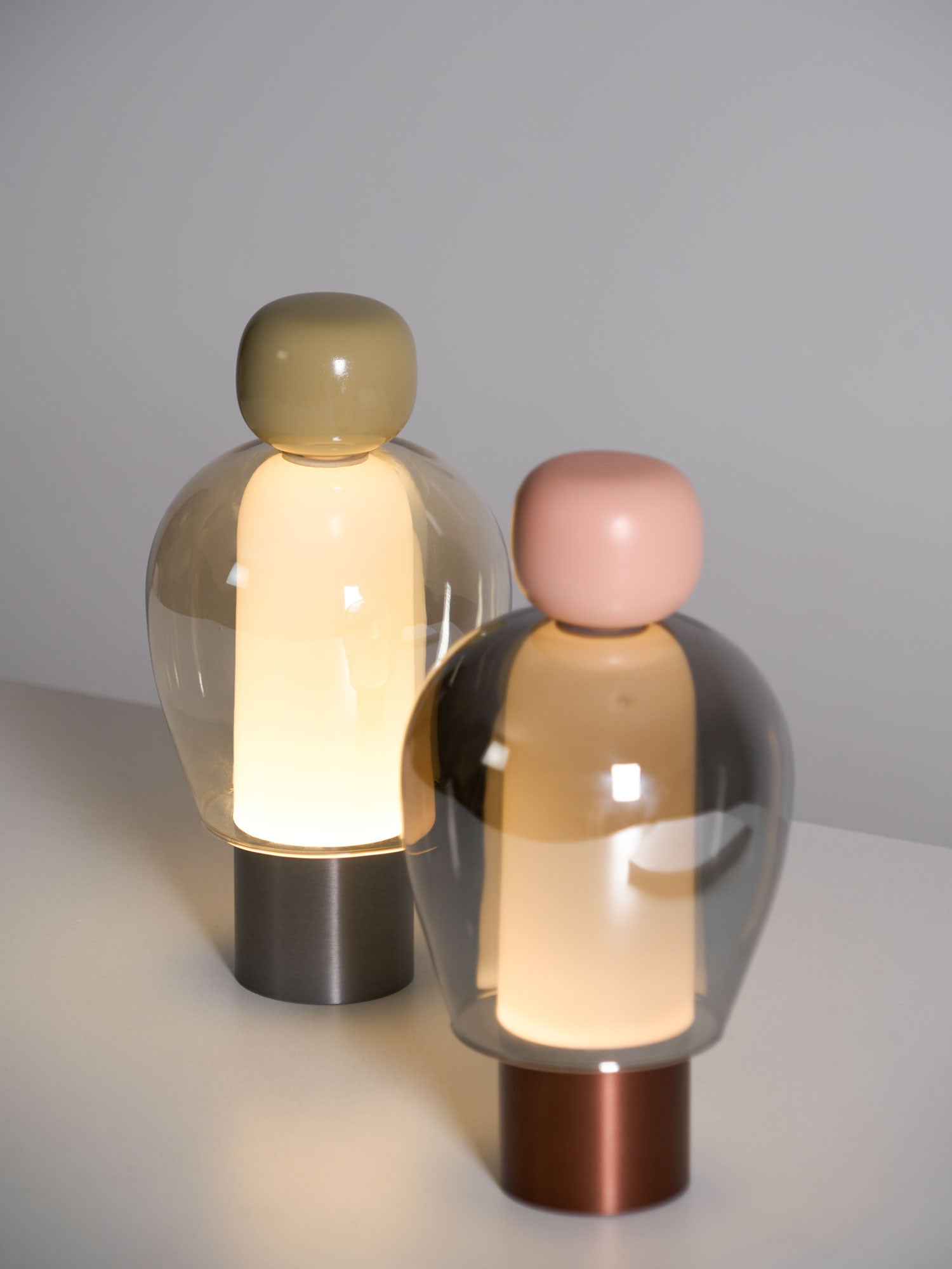 Lampe de table rechargeable en verre coloré Lumina Joy – design minimaliste