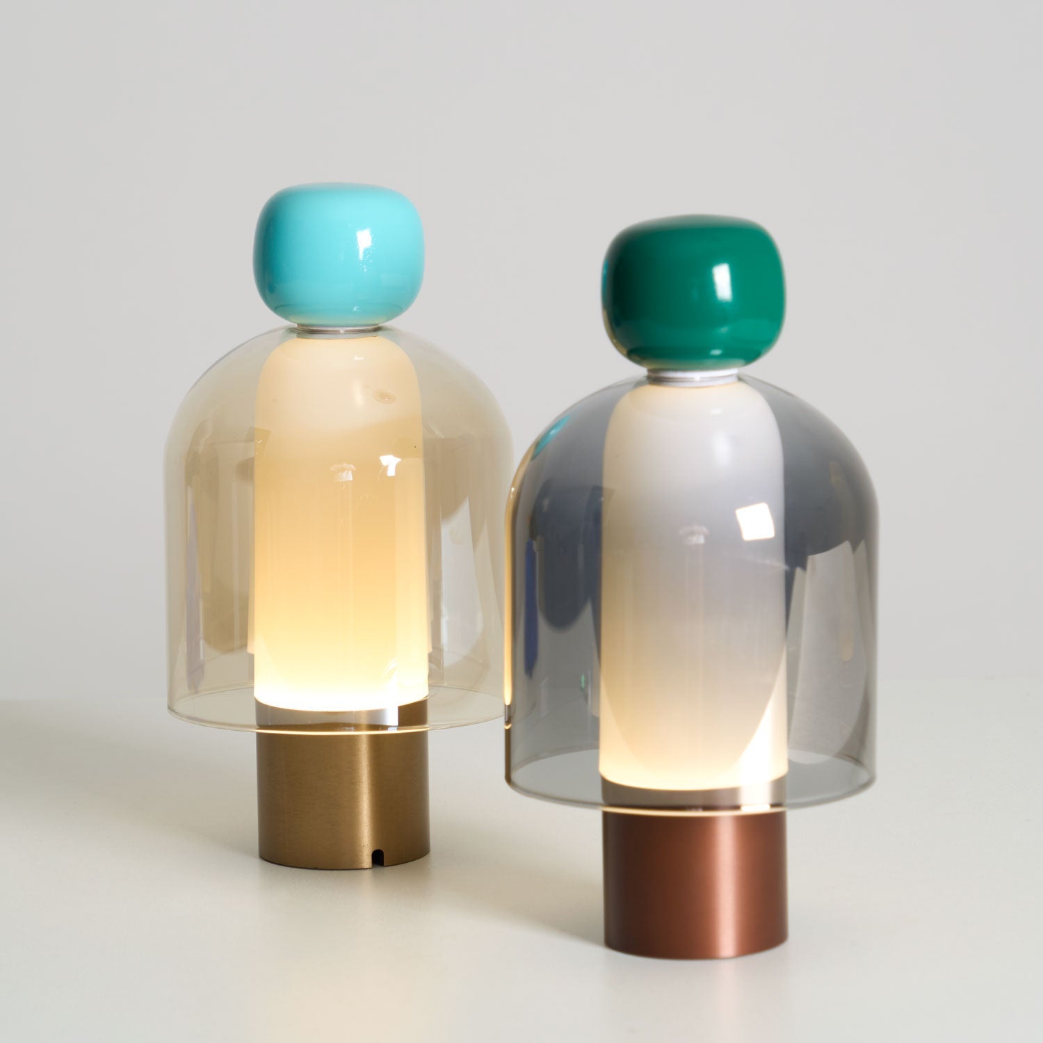 Lampe de table rechargeable en verre coloré Lumina Joy – design minimaliste