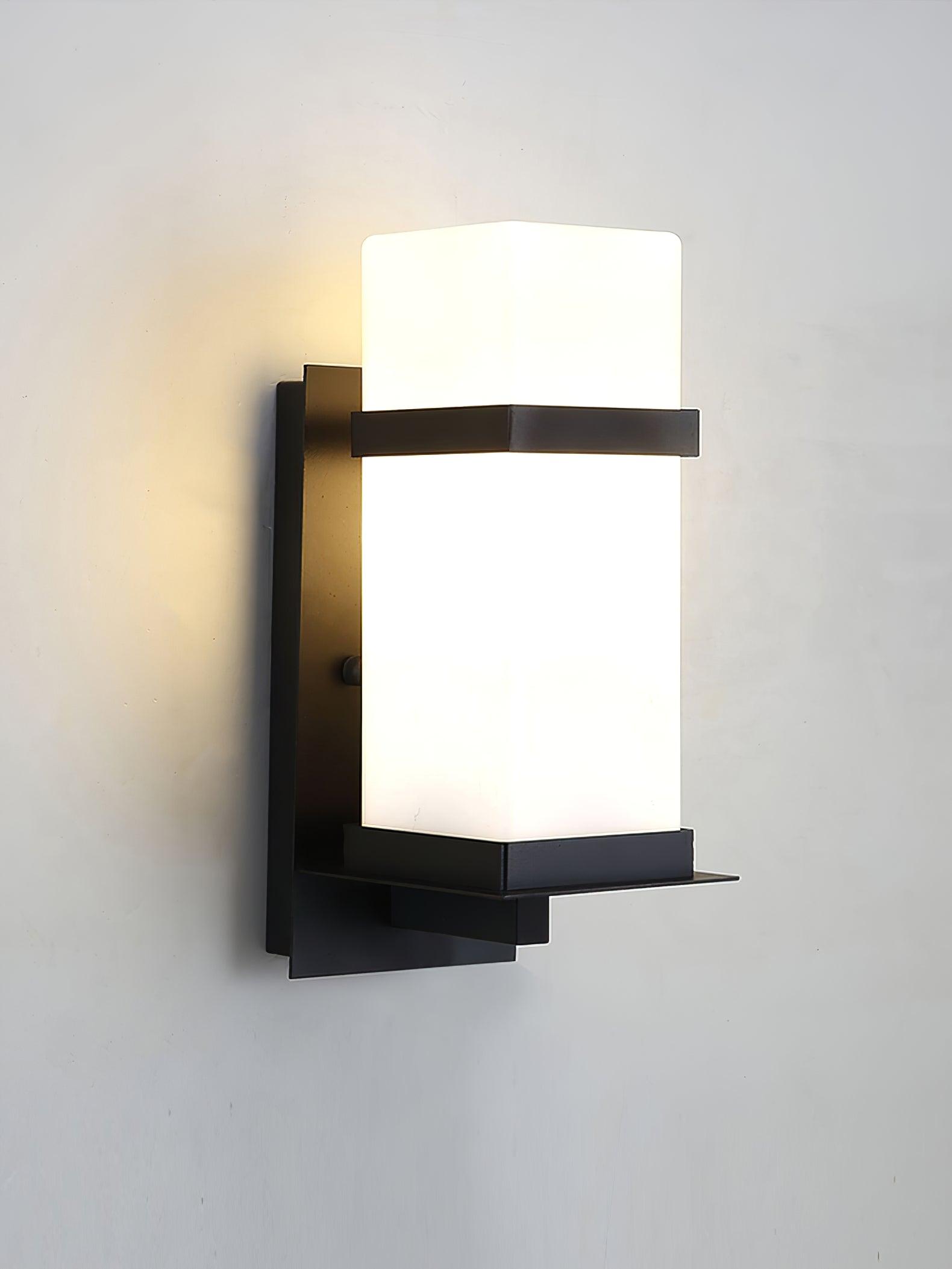 Applique murale extérieure Mcdade – cadre métal et verre, style contemporain