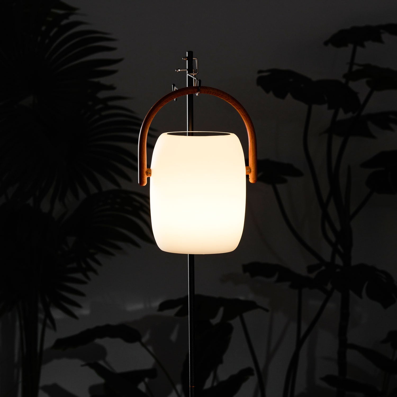 Lanterne solaire de jardin Noria – corps dépoli et poignée bois, portable