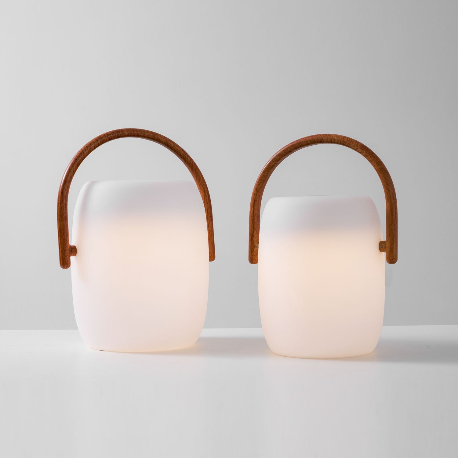 Lanterne solaire de jardin Noria – corps dépoli et poignée bois, portable
