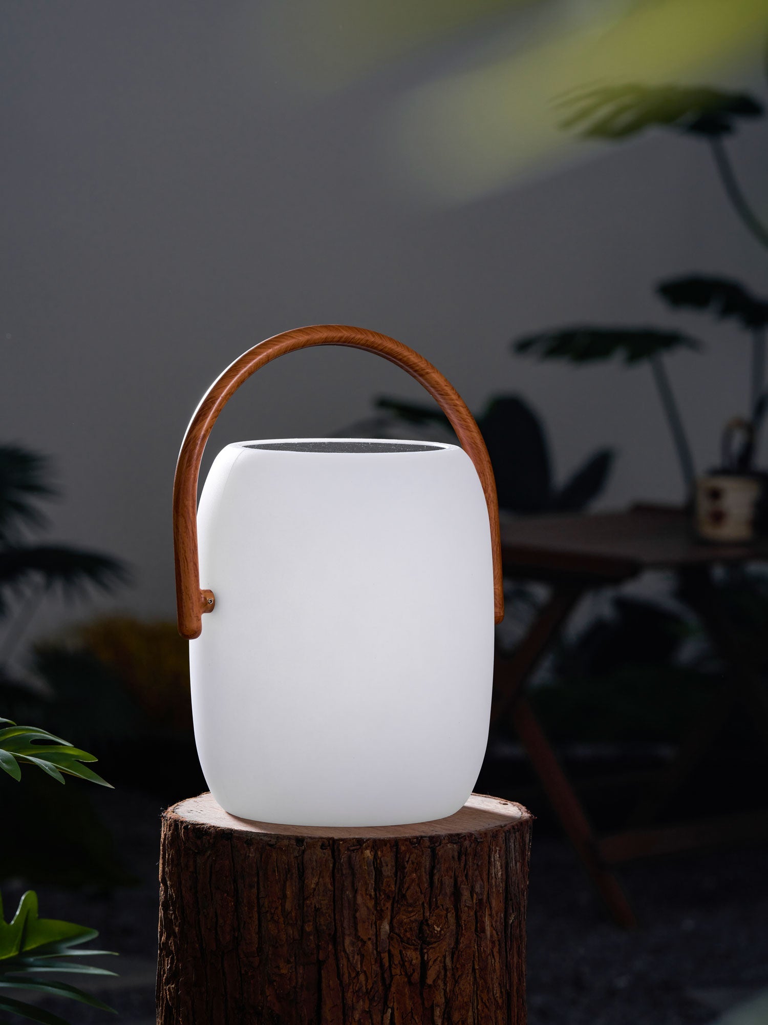 Lanterne solaire de jardin Noria – corps dépoli et poignée bois, portable