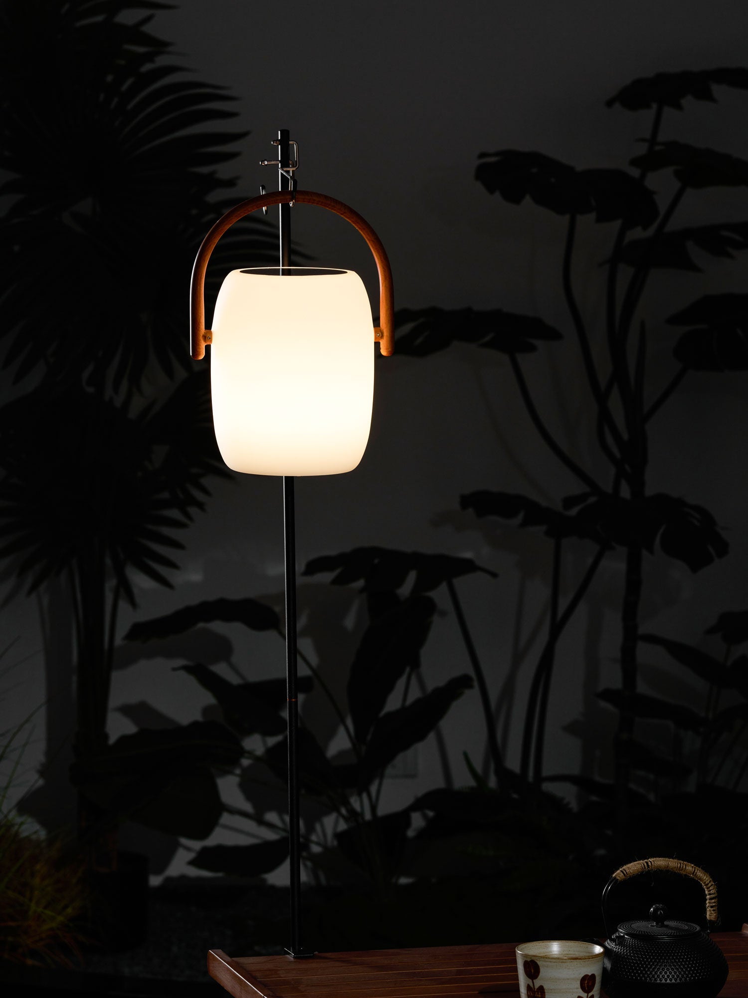 Lanterne solaire de jardin Noria – corps dépoli et poignée bois, portable