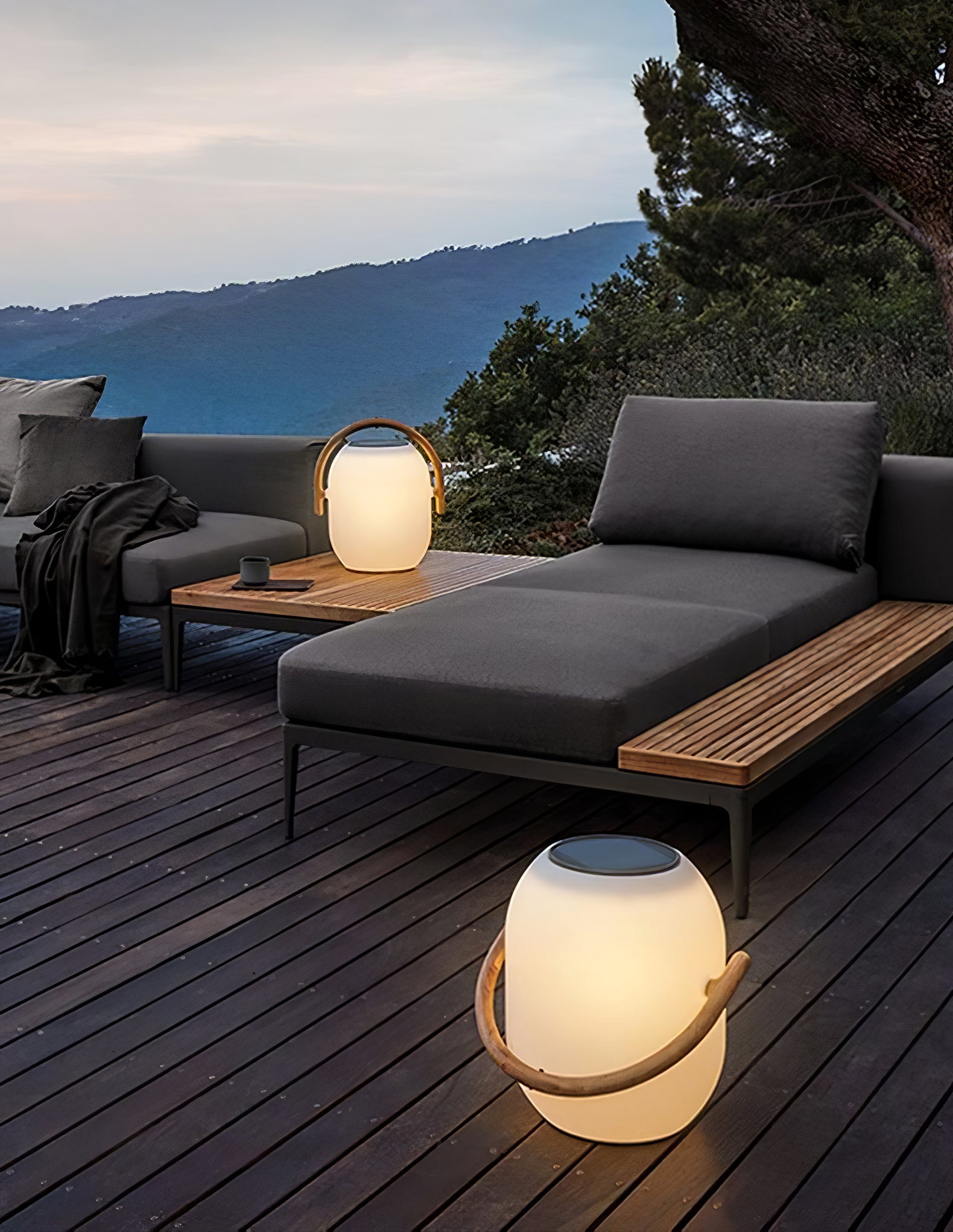 Lanterne solaire de jardin Noria – corps dépoli et poignée bois, portable