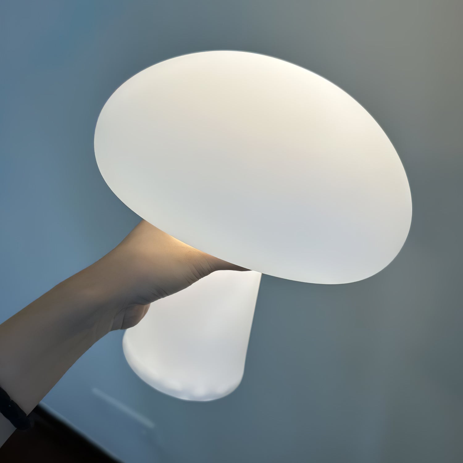 Lampe de table rechargeable design futuriste Obello – intérieur et extérieur
