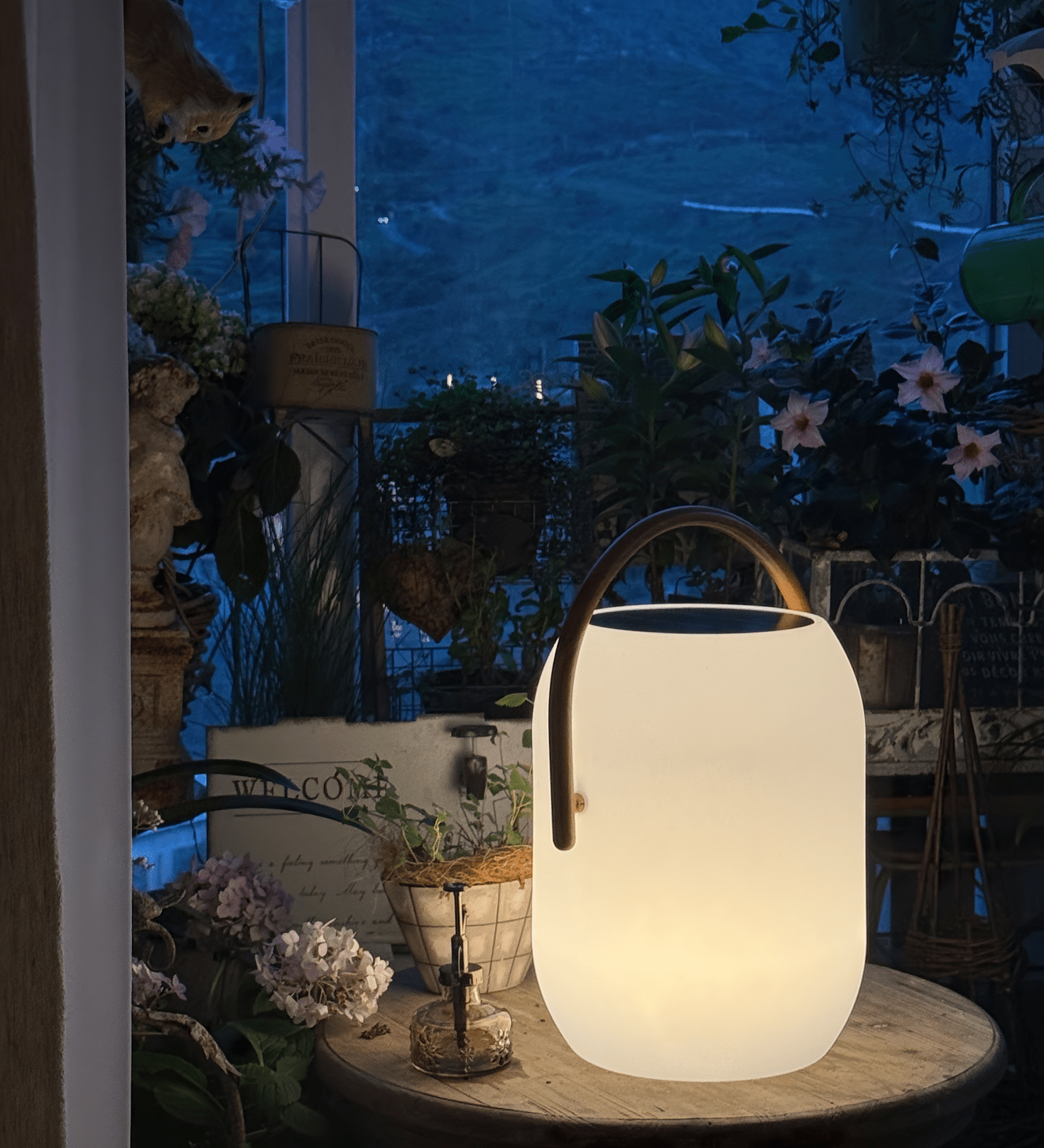 Lanterne solaire de jardin Noria – corps dépoli et poignée bois, portable