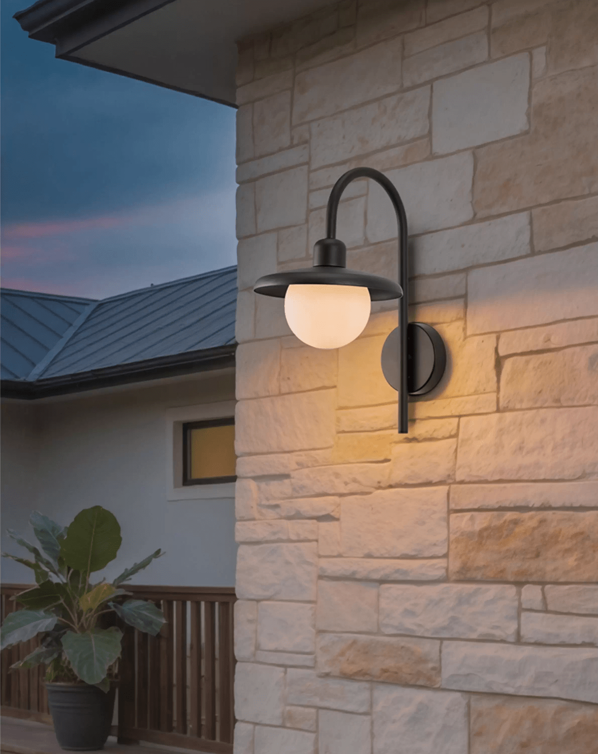 Applique murale extérieure Luminara – globe opalin, bras courbé, résistante aux intempéries