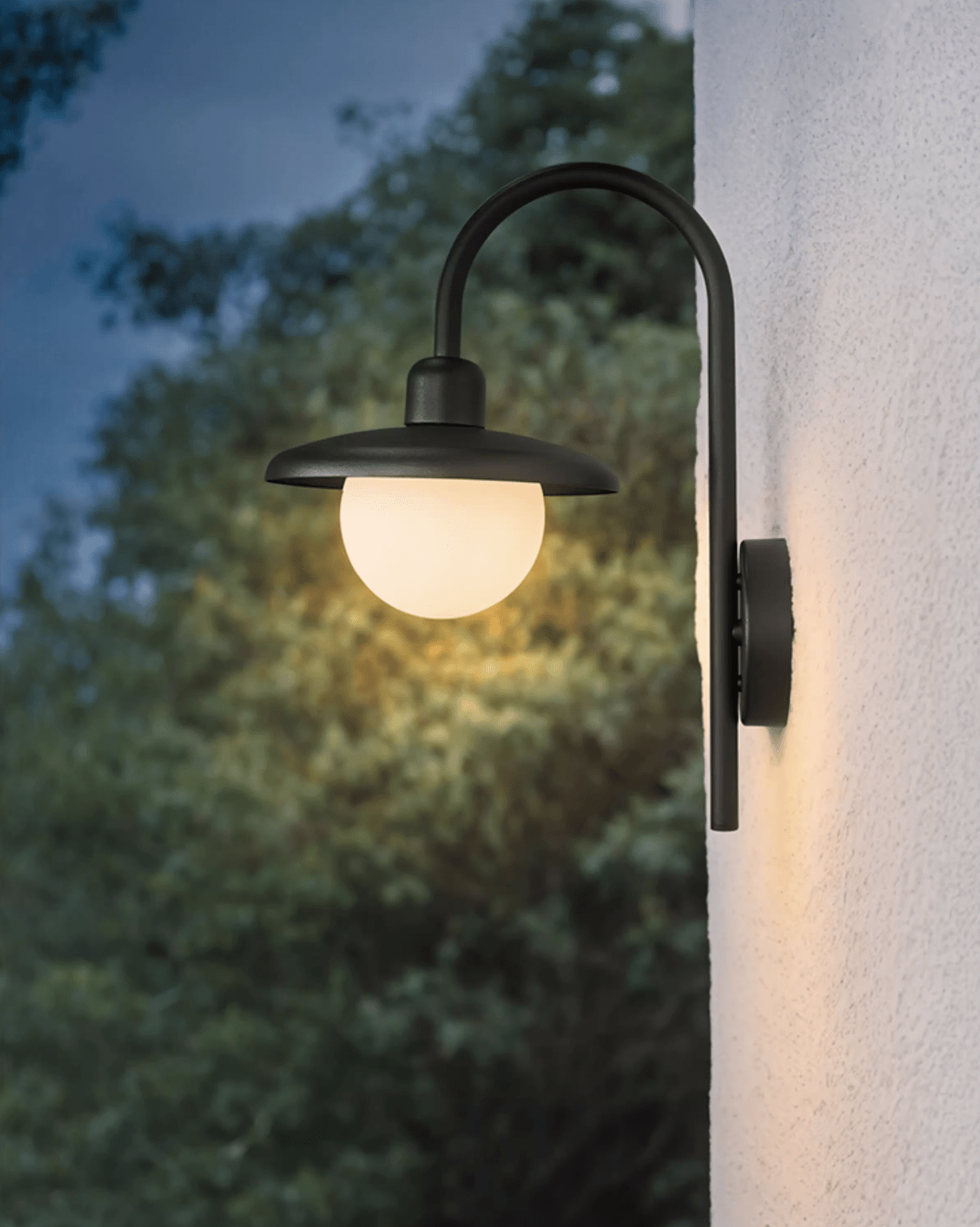 Applique murale extérieure Luminara – globe opalin, bras courbé, résistante aux intempéries