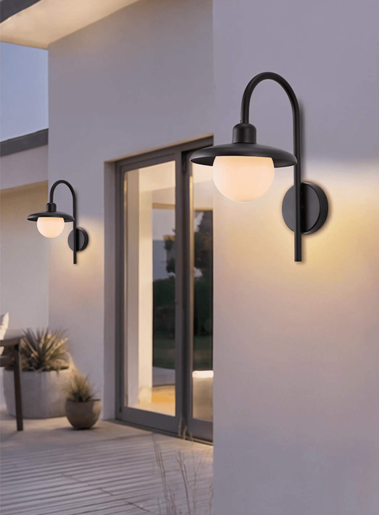 Applique murale extérieure Luminara – globe opalin, bras courbé, résistante aux intempéries