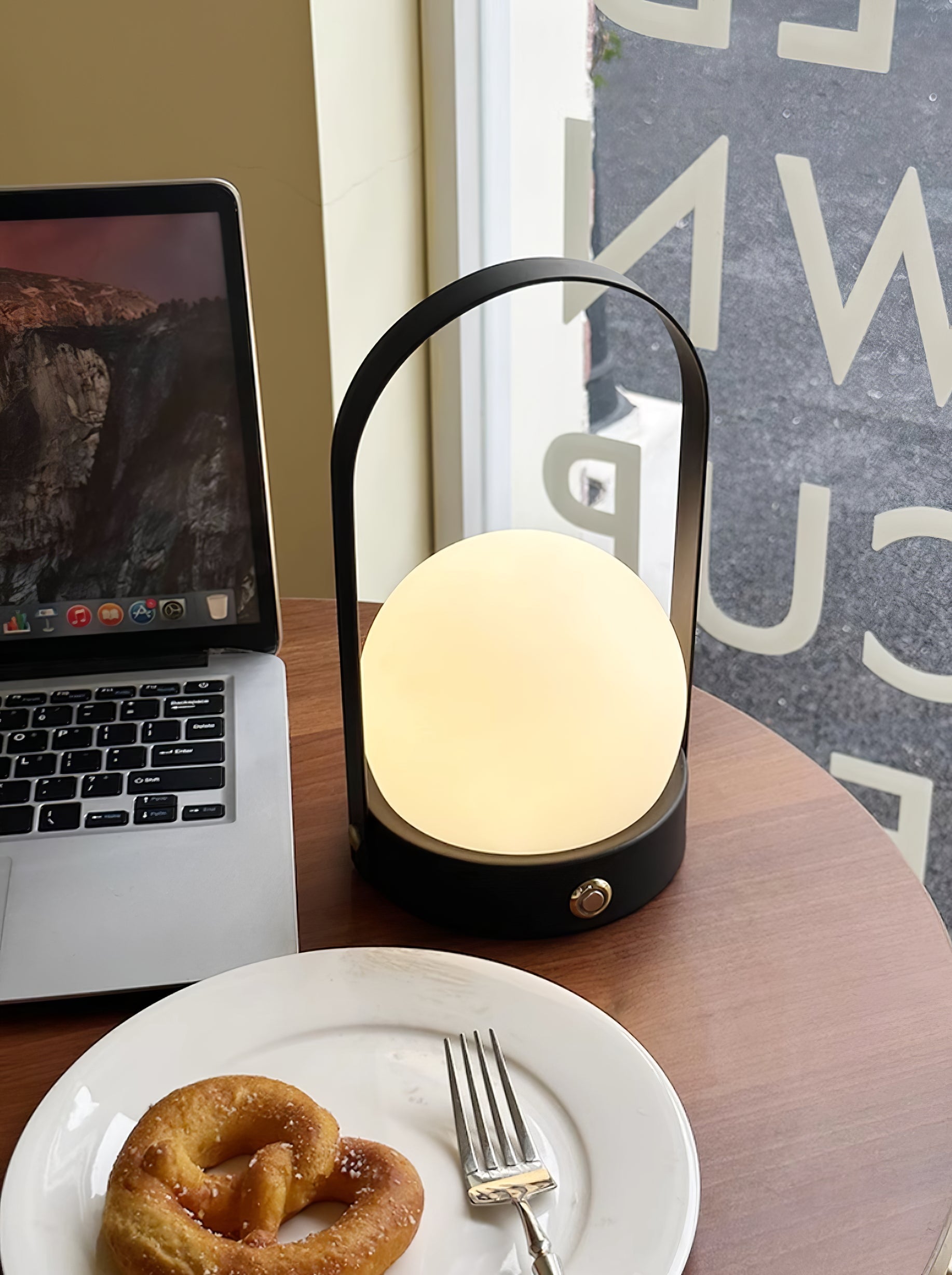Lampe de table rechargeable sans fil Carrie – lumière chaude, nomade