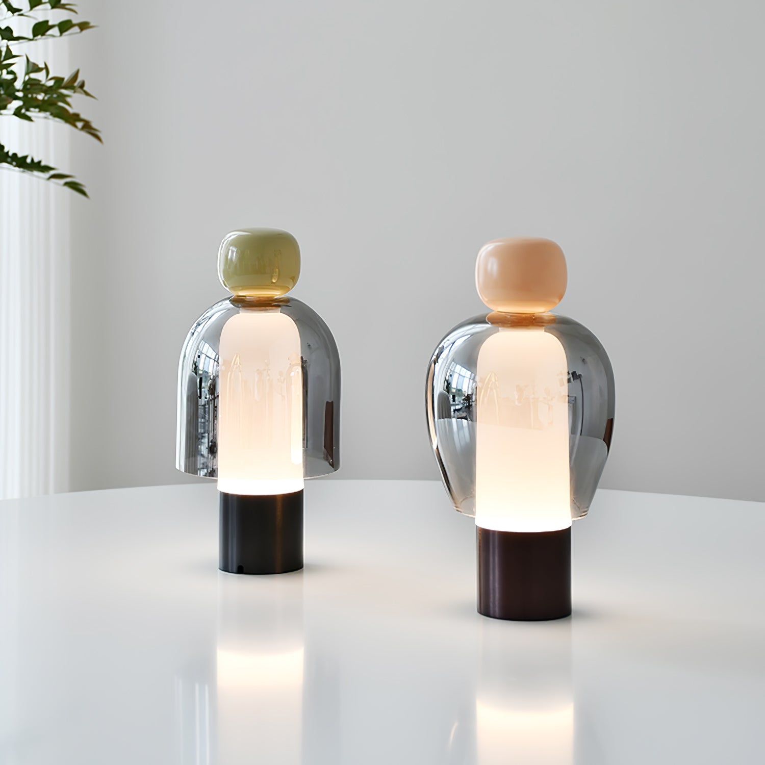 Lampe de table rechargeable en verre coloré Lumina Joy – design minimaliste