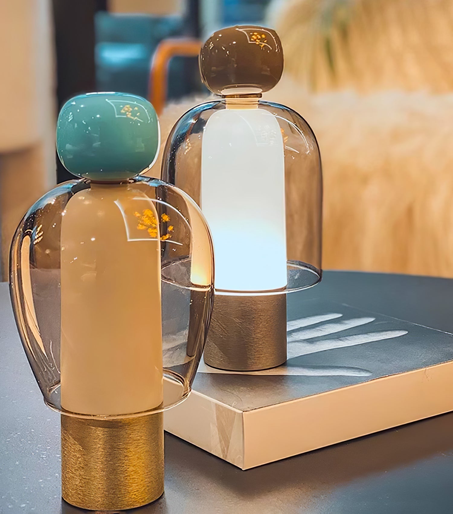 Lampe de table rechargeable en verre coloré Lumina Joy – design minimaliste