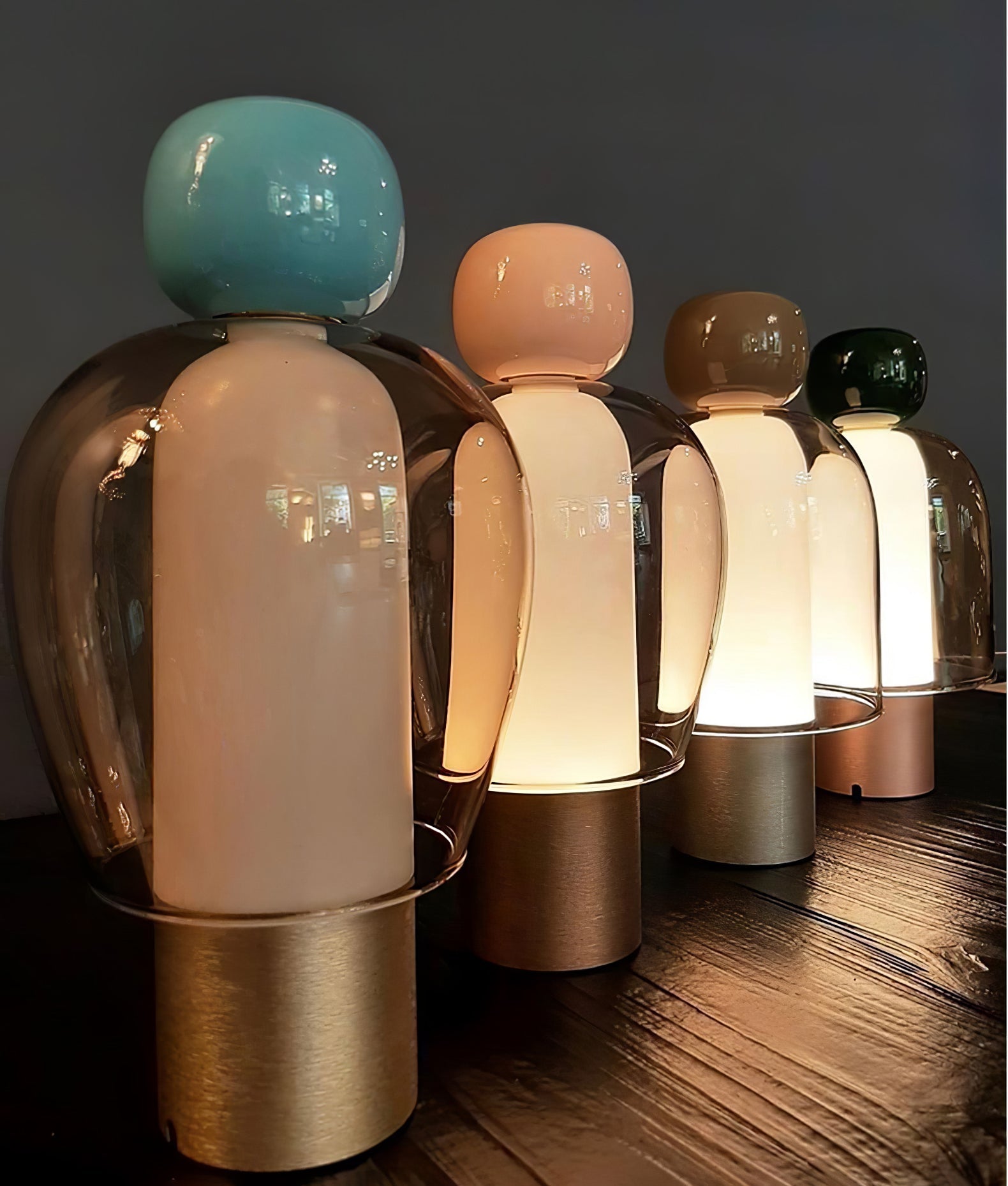 Lampe de table rechargeable en verre coloré Lumina Joy – design minimaliste