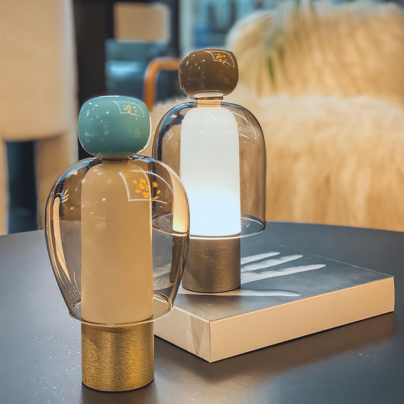 Lampe de table rechargeable en verre coloré Lumina Joy – design minimaliste