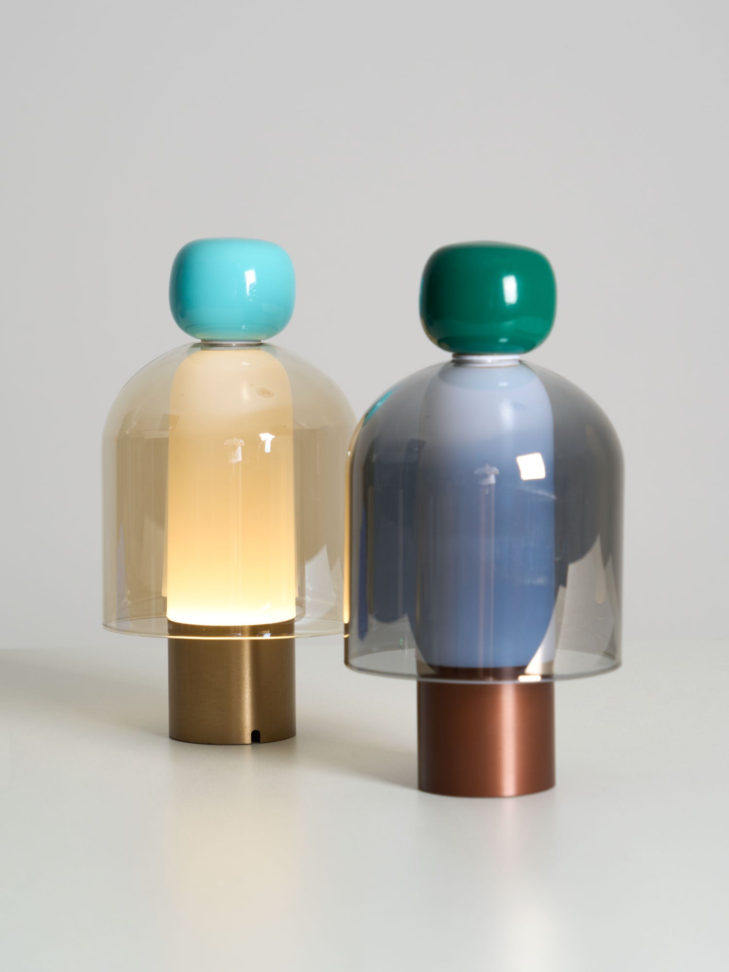 Lampe de table rechargeable en verre coloré Lumina Joy – design minimaliste