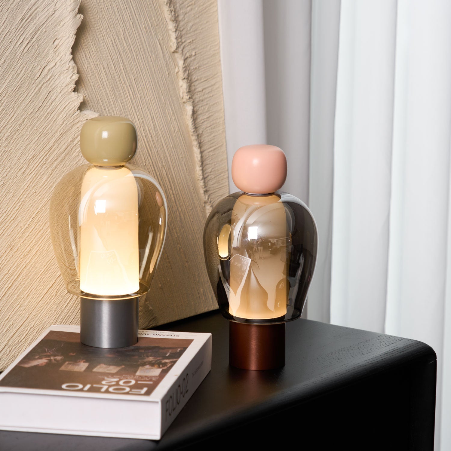 Lampe de table rechargeable en verre coloré Lumina Joy – design minimaliste