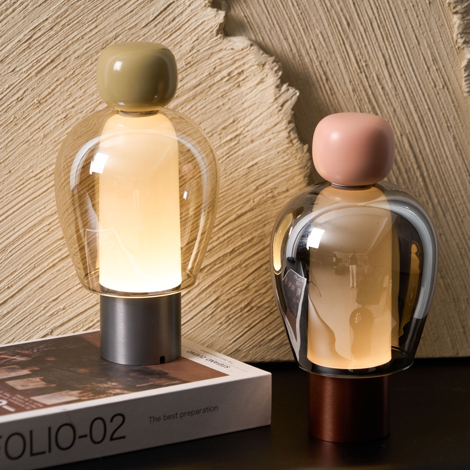 Lampe de table rechargeable en verre coloré Lumina Joy – design minimaliste