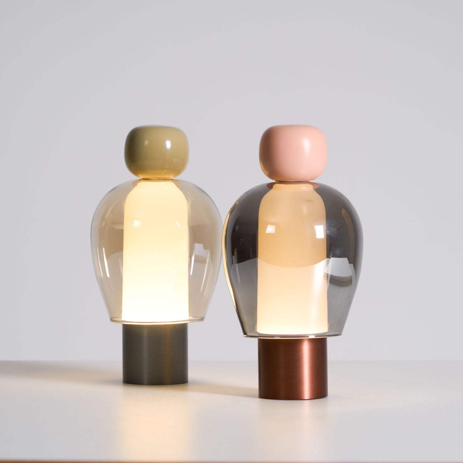 Lampe de table rechargeable en verre coloré Lumina Joy – design minimaliste