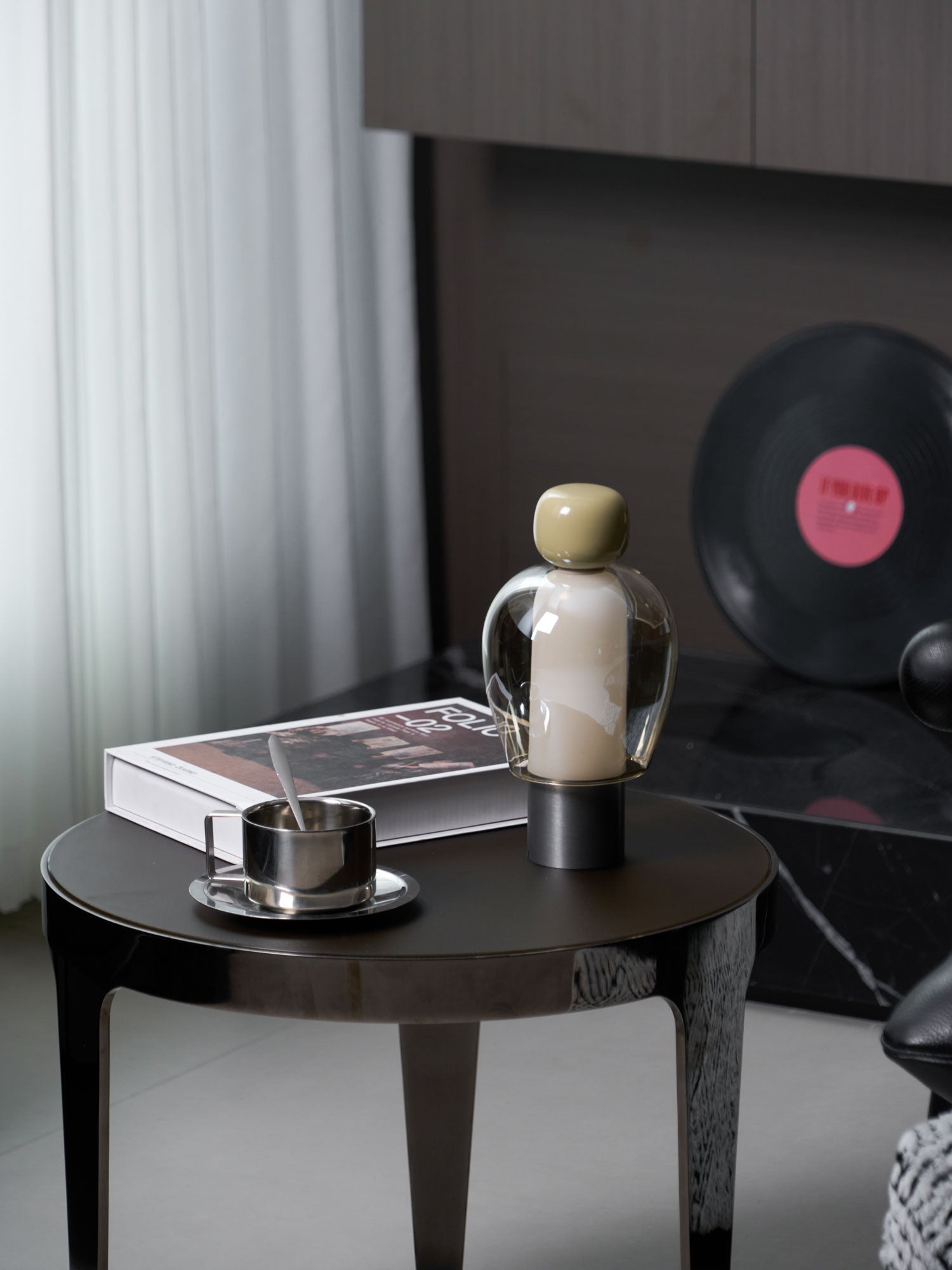 Lampe de table rechargeable en verre coloré Lumina Joy – design minimaliste