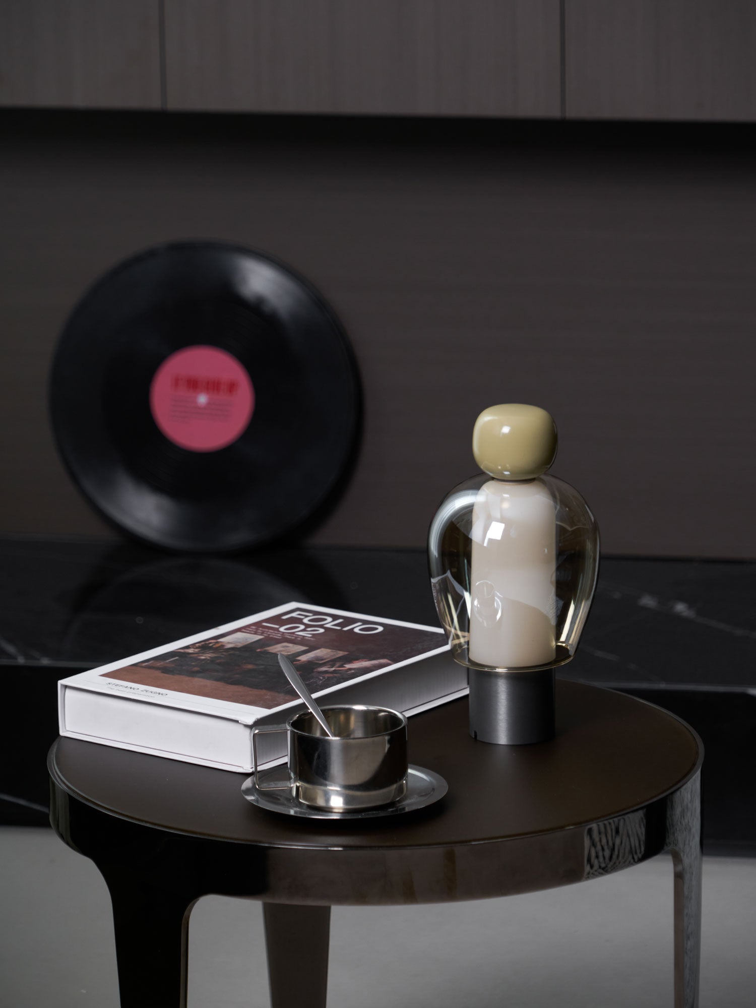 Lampe de table rechargeable en verre coloré Lumina Joy – design minimaliste