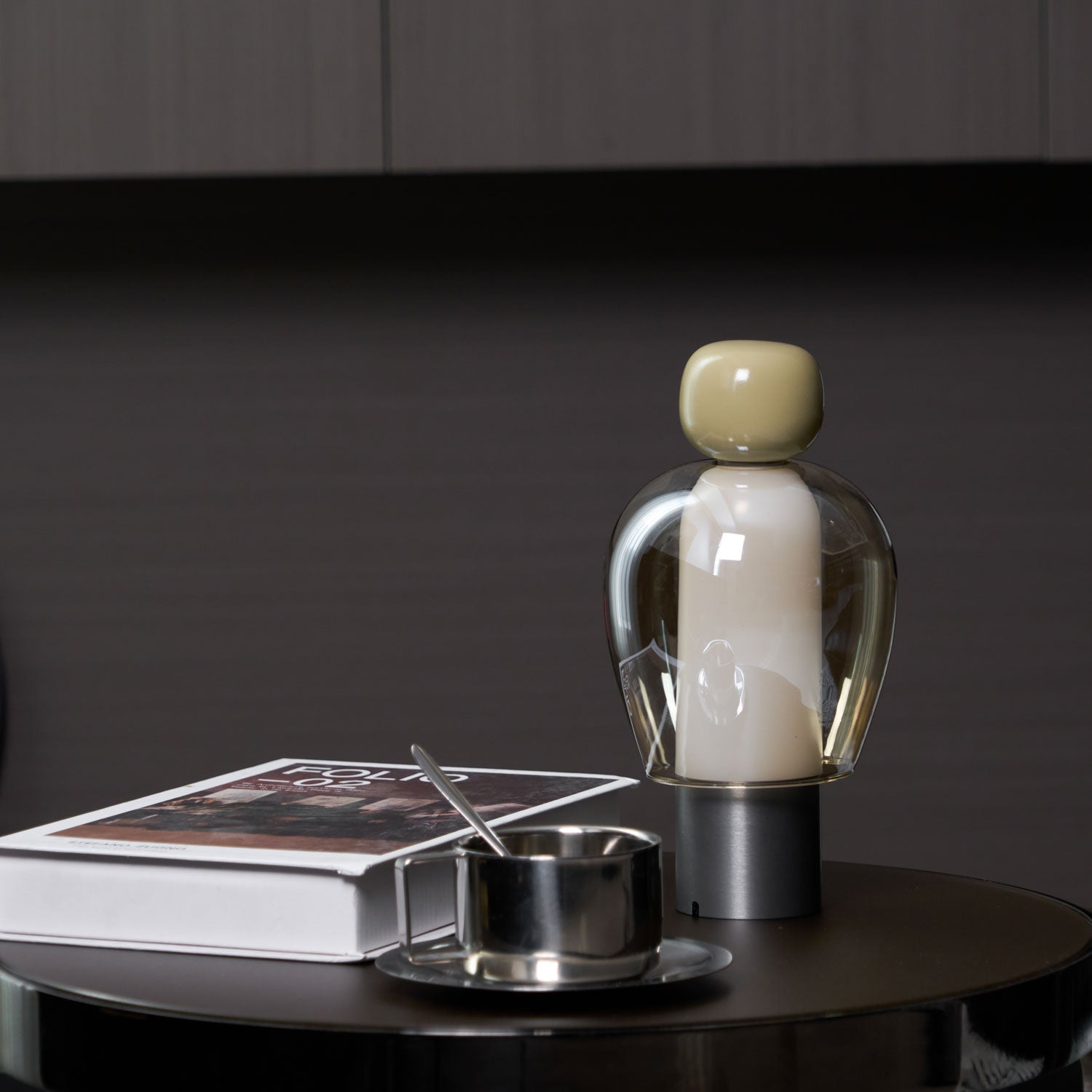 Lampe de table rechargeable en verre coloré Lumina Joy – design minimaliste