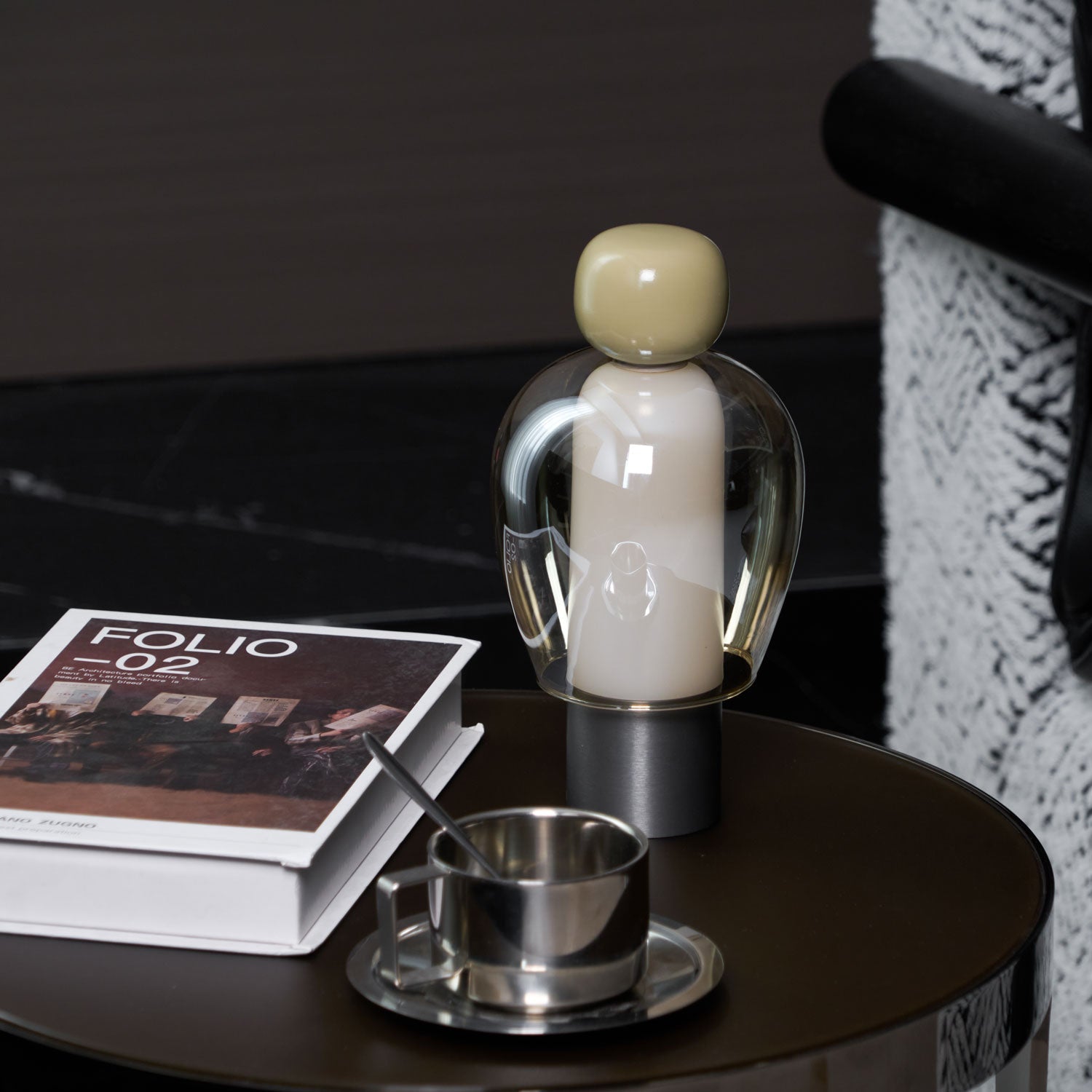 Lampe de table rechargeable en verre coloré Lumina Joy – design minimaliste