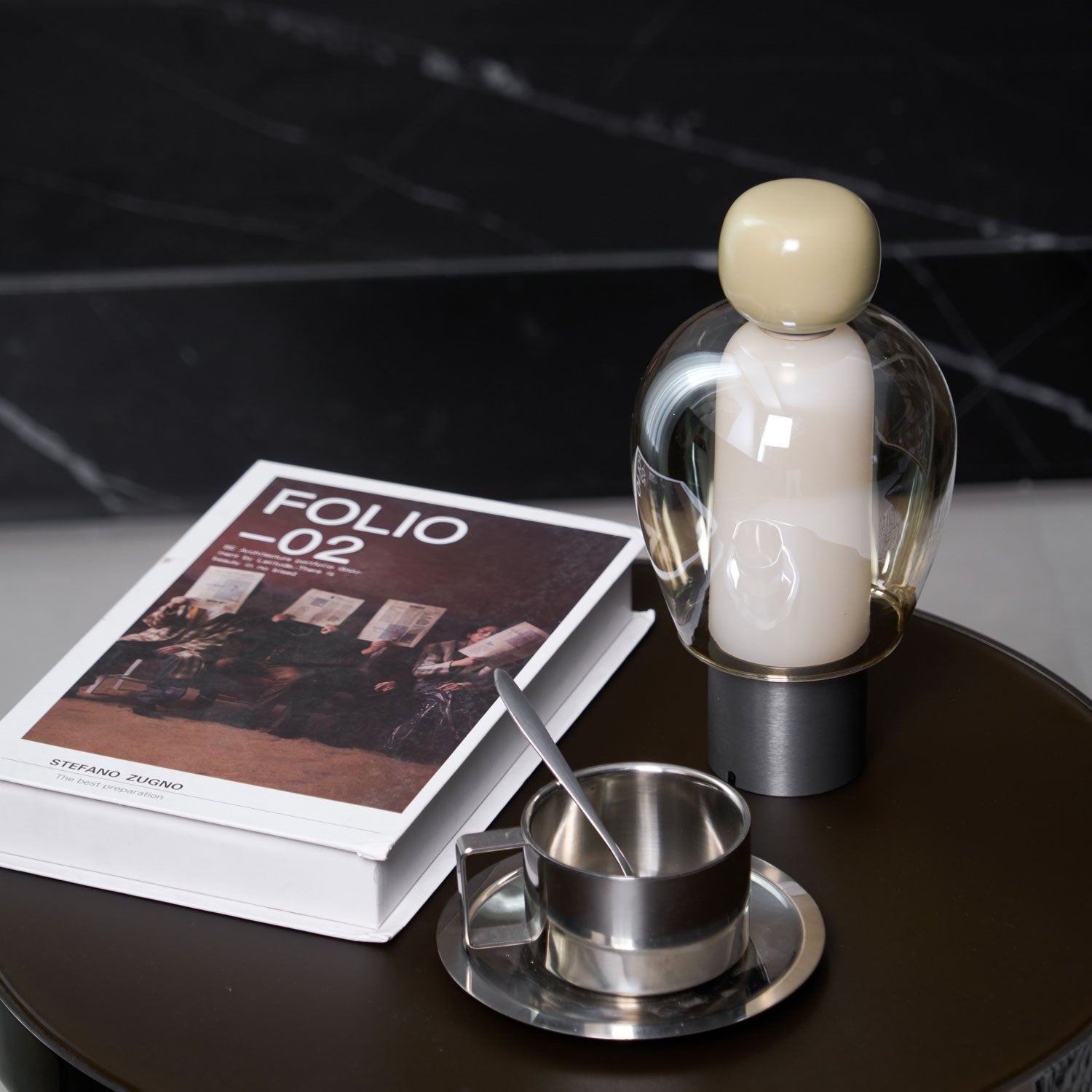 Lampe de table rechargeable en verre coloré Lumina Joy – design minimaliste