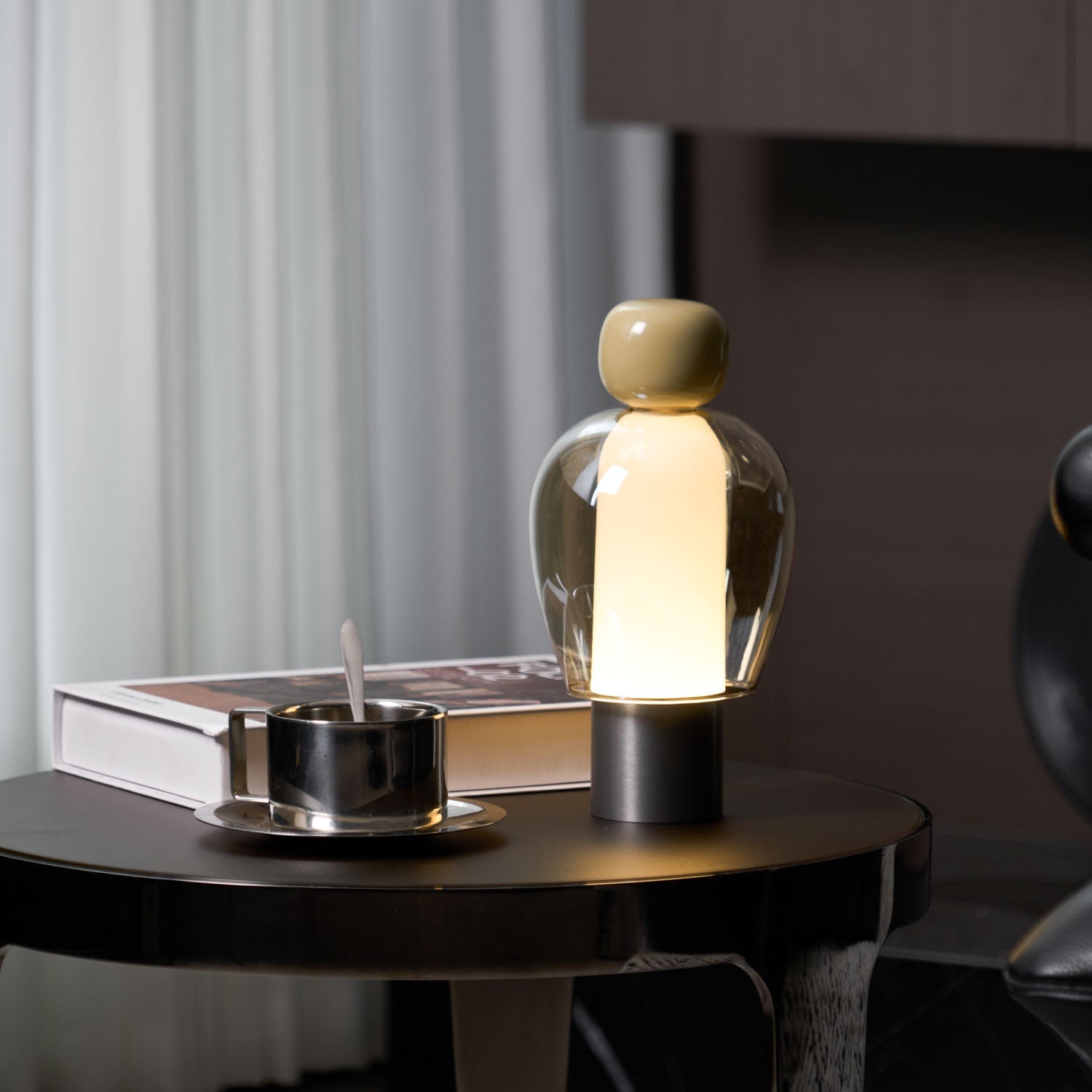 Lampe de table rechargeable en verre coloré Lumina Joy – design minimaliste
