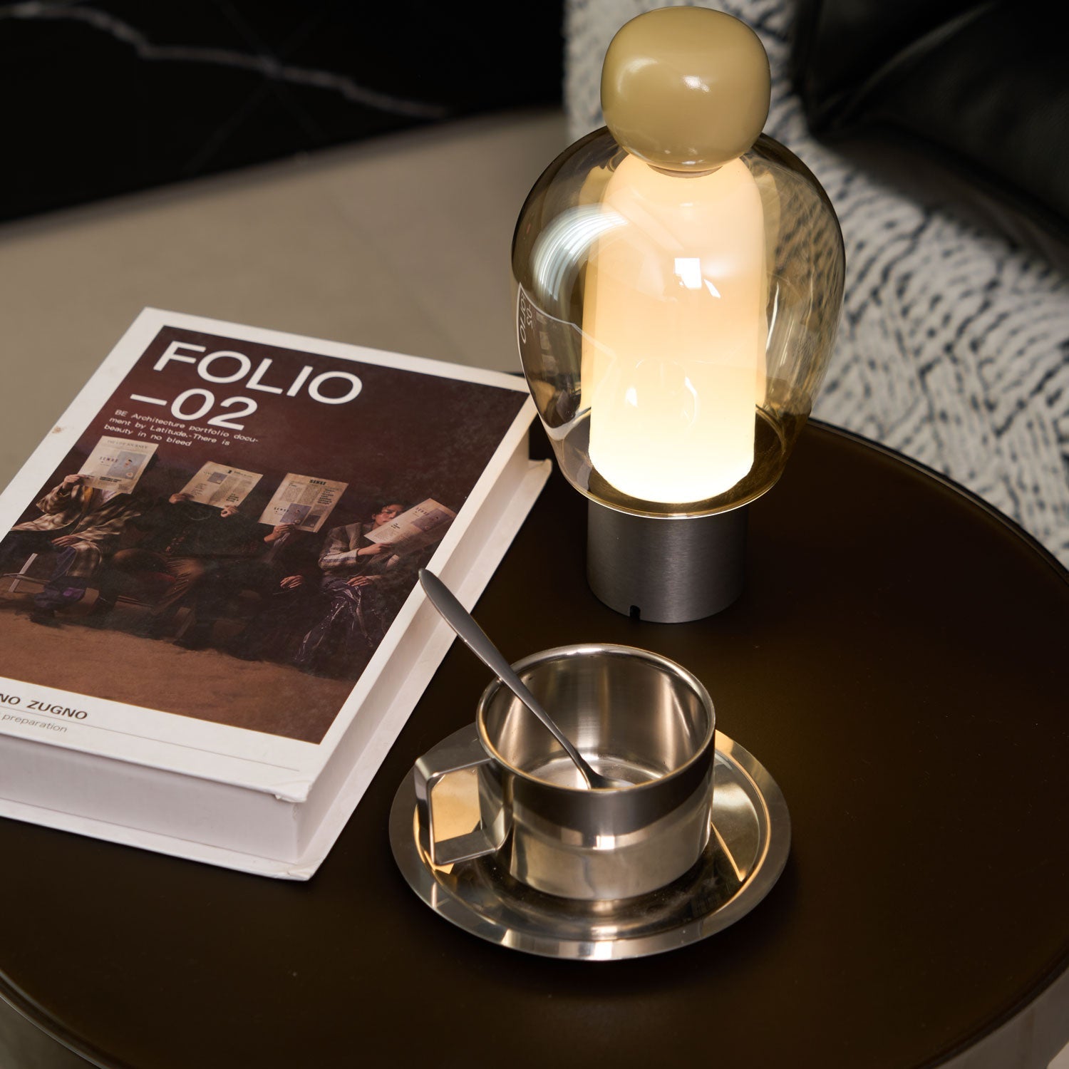 Lampe de table rechargeable en verre coloré Lumina Joy – design minimaliste