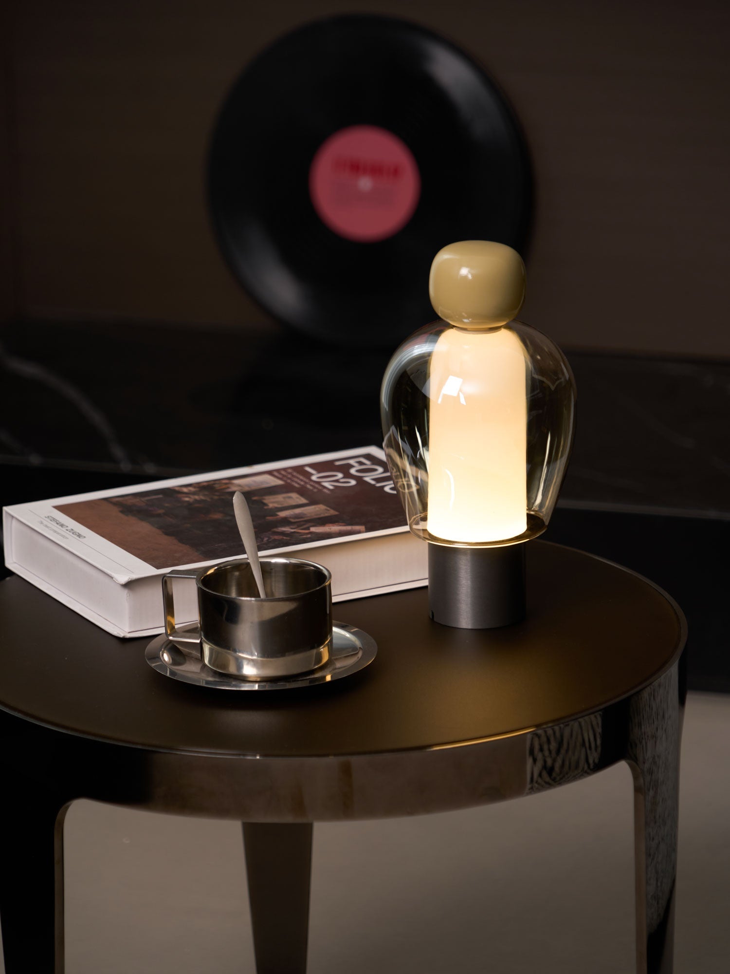 Lampe de table rechargeable en verre coloré Lumina Joy – design minimaliste