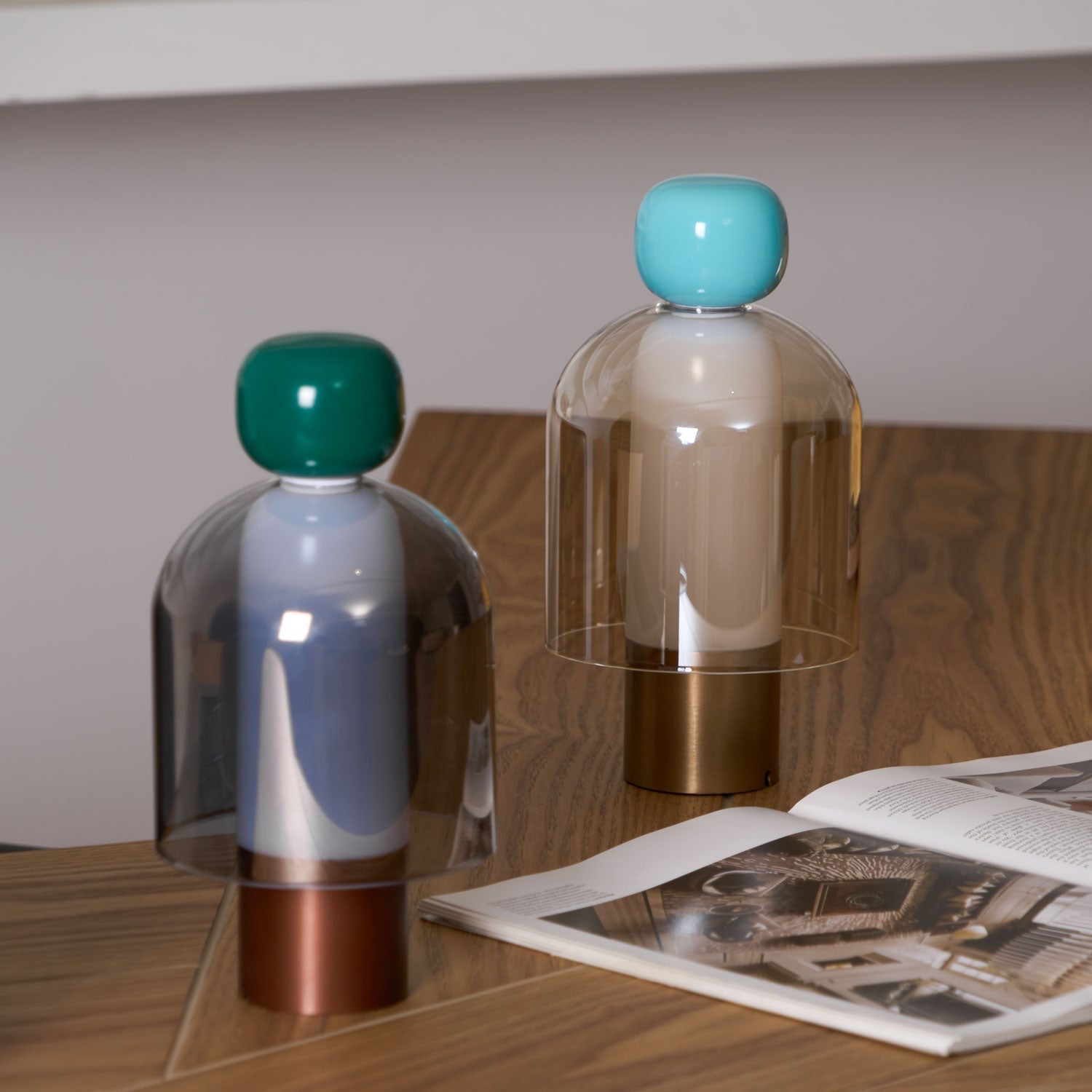 Lampe de table rechargeable en verre coloré Lumina Joy – design minimaliste