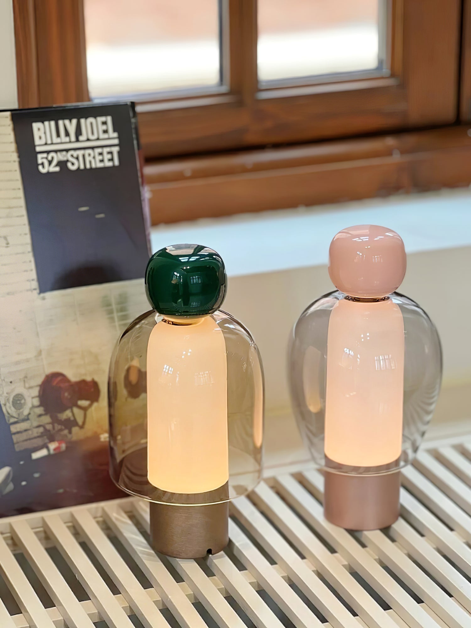 Lampe de table rechargeable en verre coloré Lumina Joy – design minimaliste