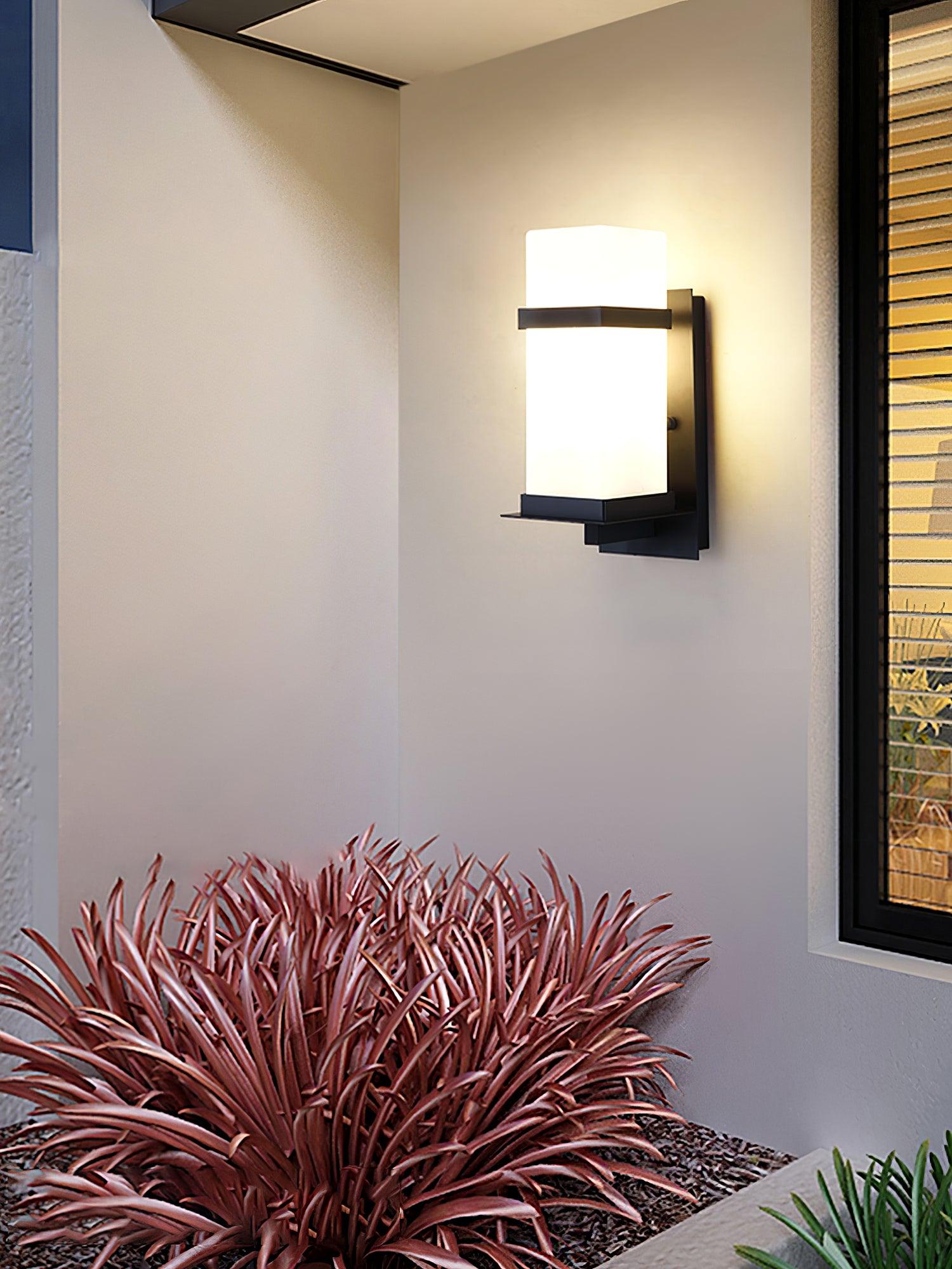 Applique murale extérieure Mcdade – cadre métal et verre, style contemporain