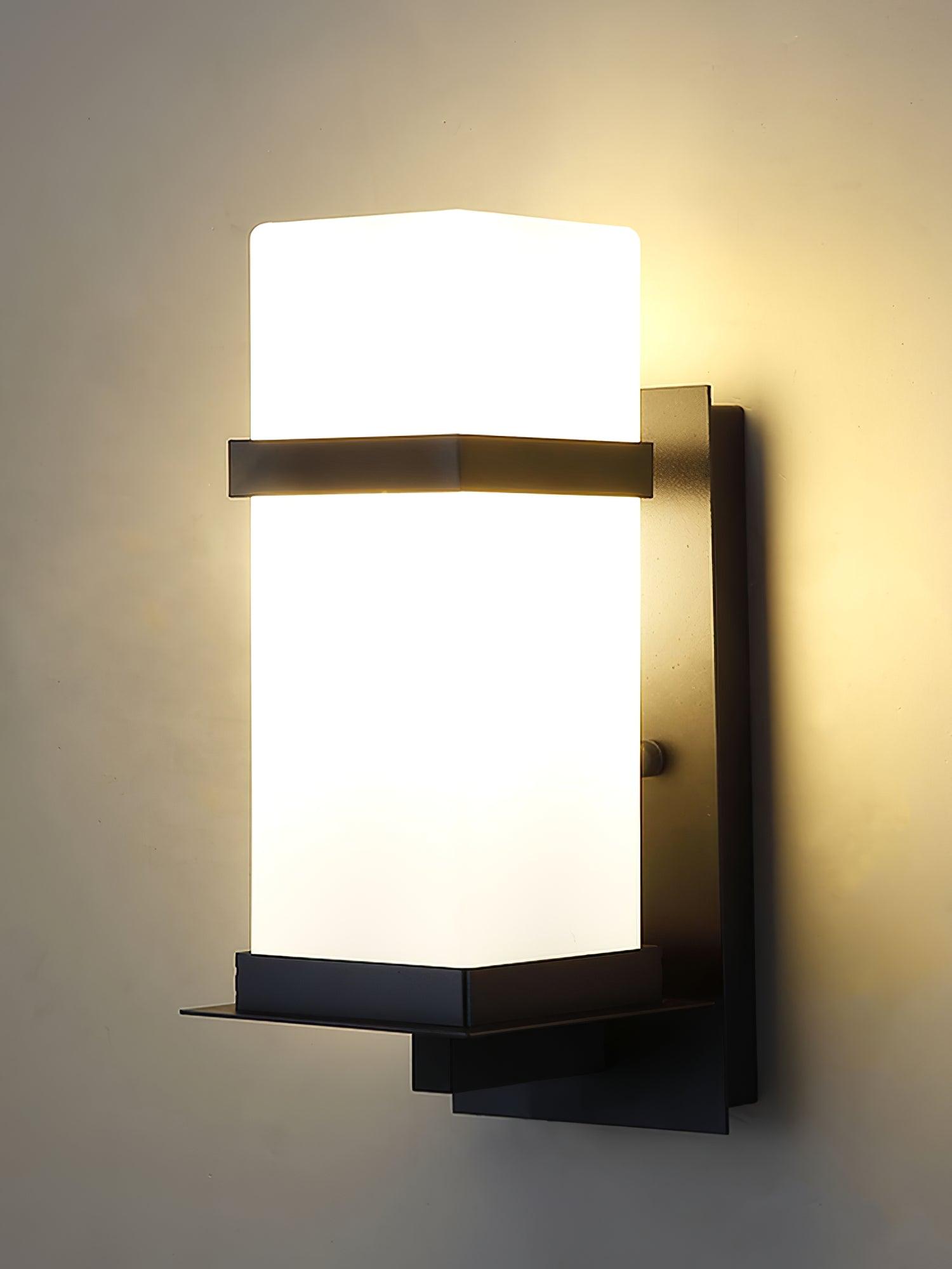 Applique murale extérieure Mcdade – cadre métal et verre, style contemporain
