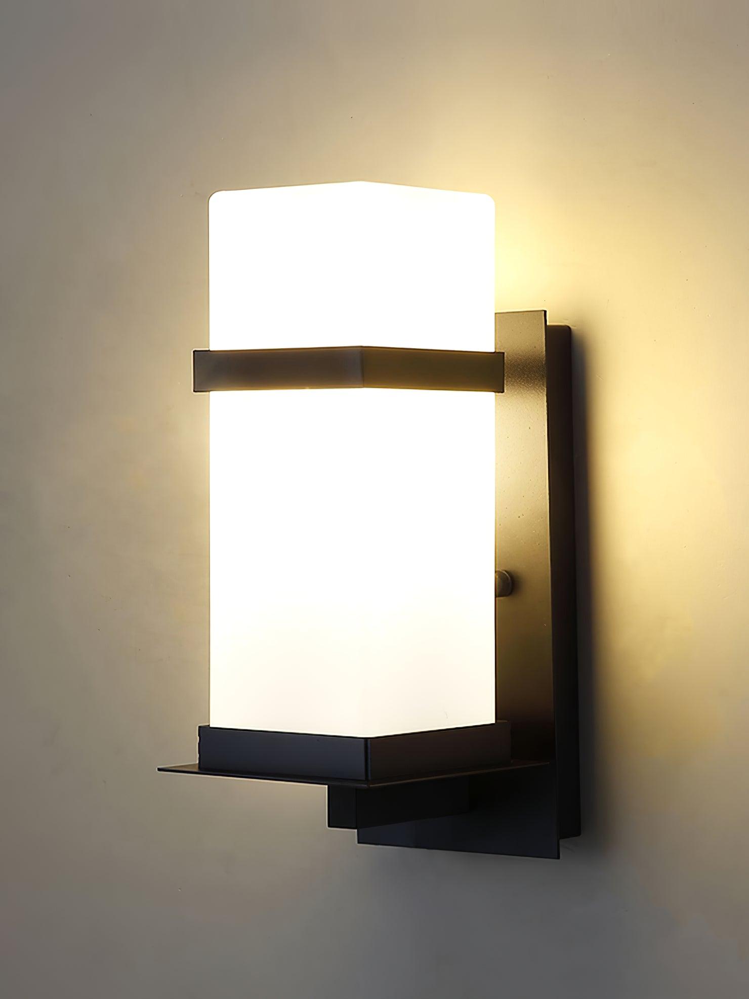 Applique murale extérieure Mcdade – cadre métal et verre, style contemporain