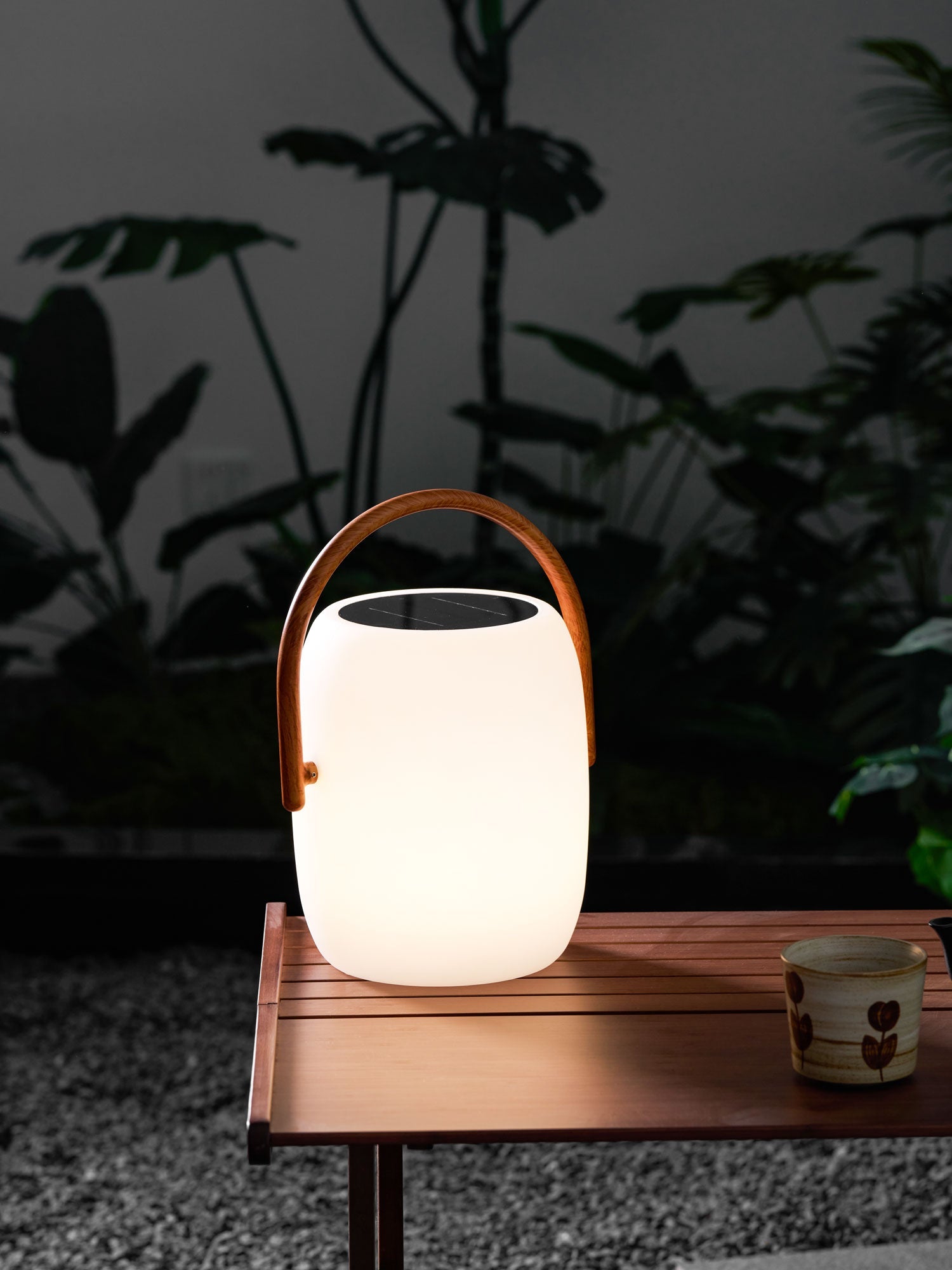Lanterne solaire de jardin Noria – corps dépoli et poignée bois, portable