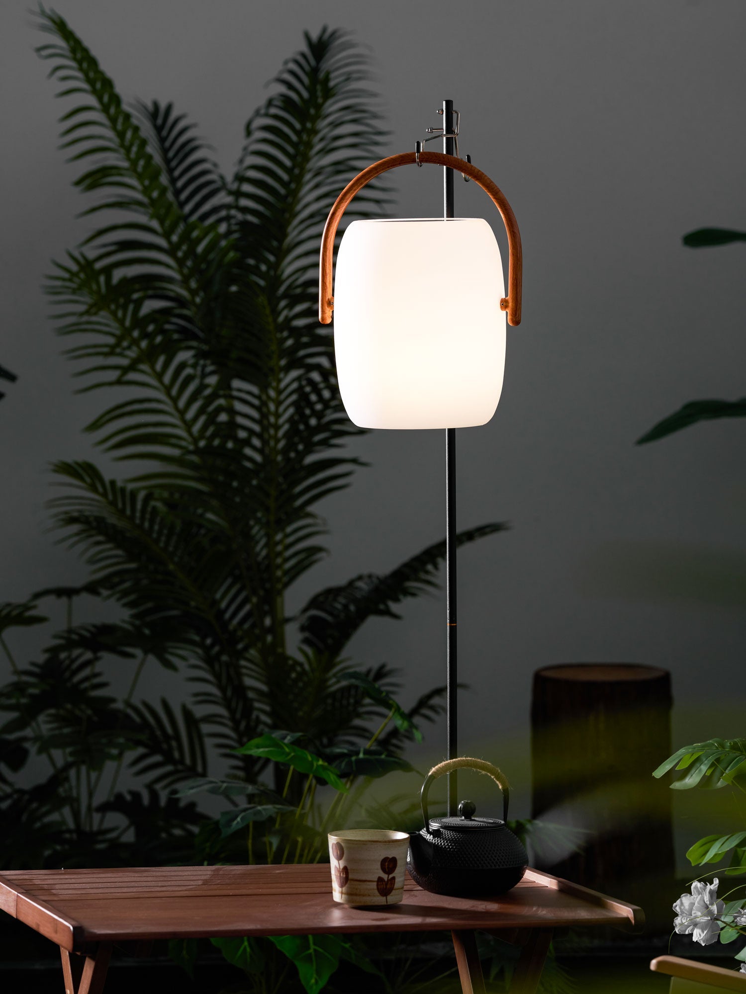 Lanterne solaire de jardin Noria – corps dépoli et poignée bois, portable