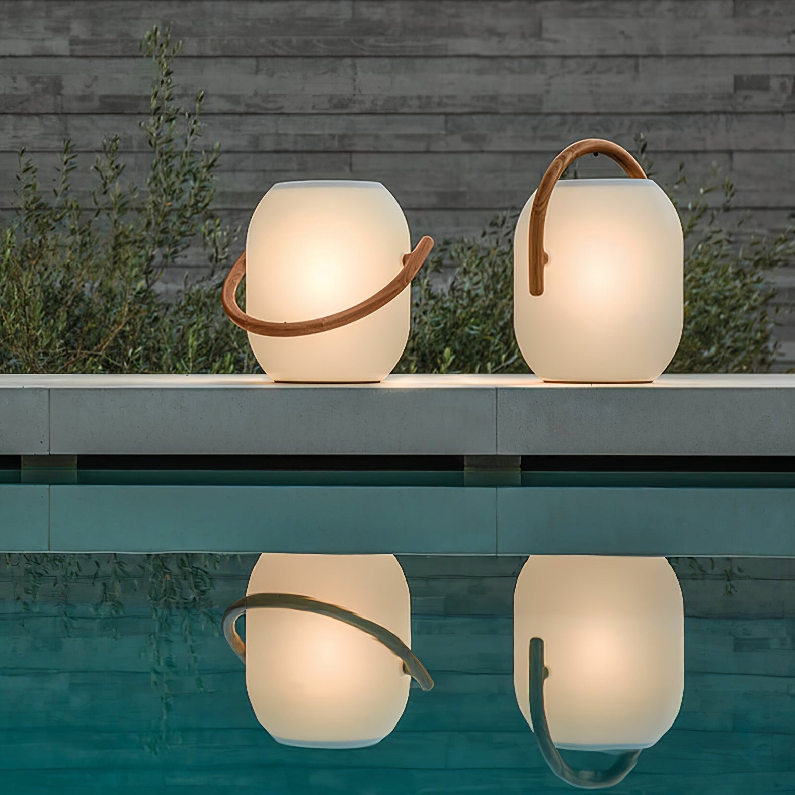 Lanterne solaire de jardin Noria – corps dépoli et poignée bois, portable