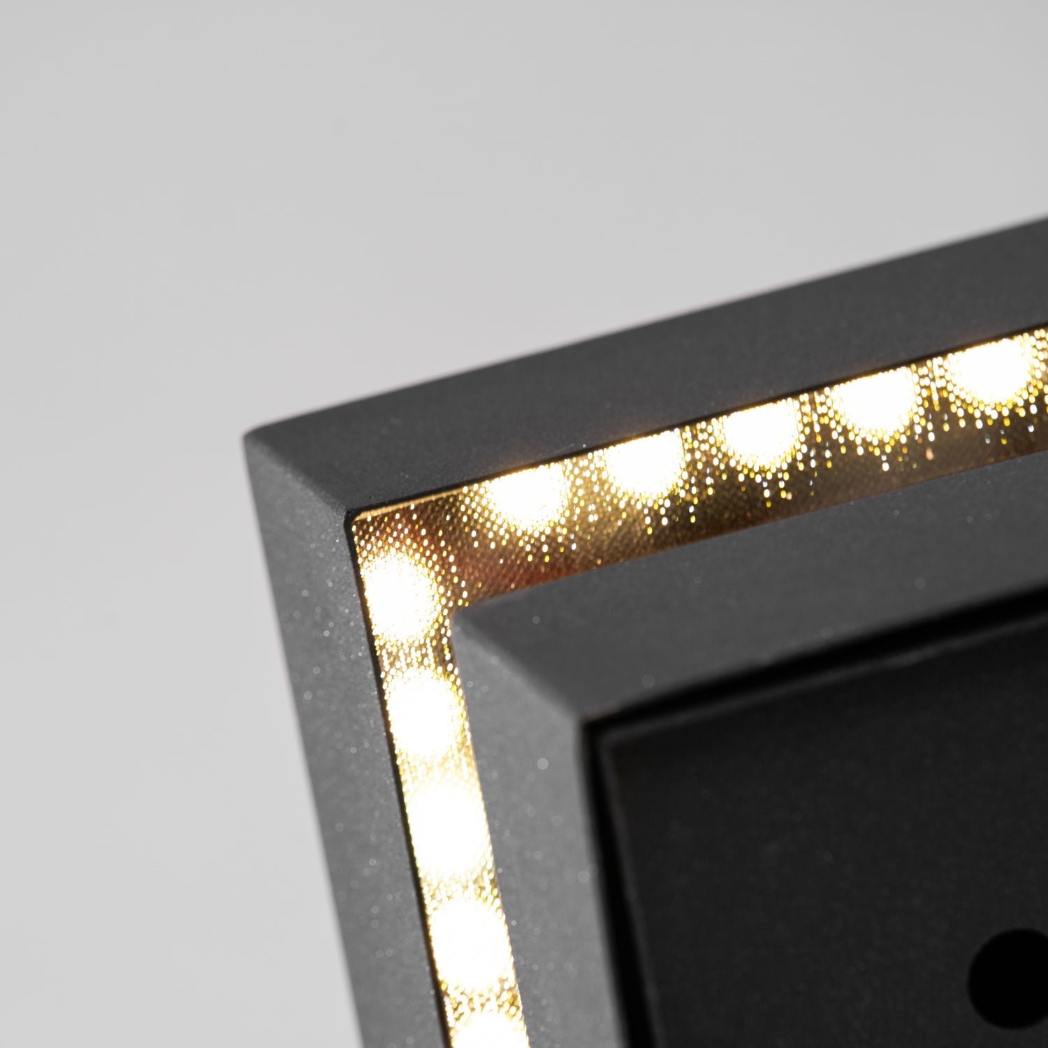 Borne extérieure LED carrée IP65 – résistante aux intempéries, jardin et allée