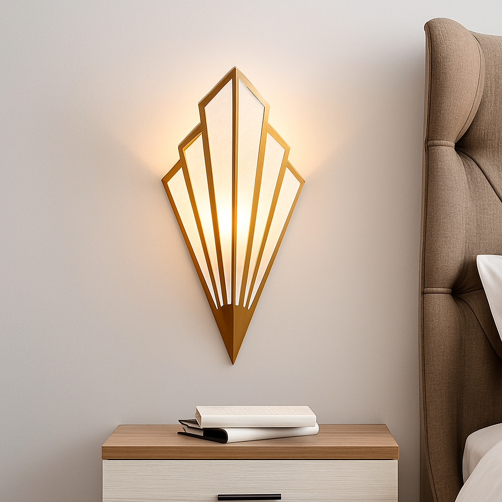 Applique murale triangulaire LED en métal coloré – design géométrique